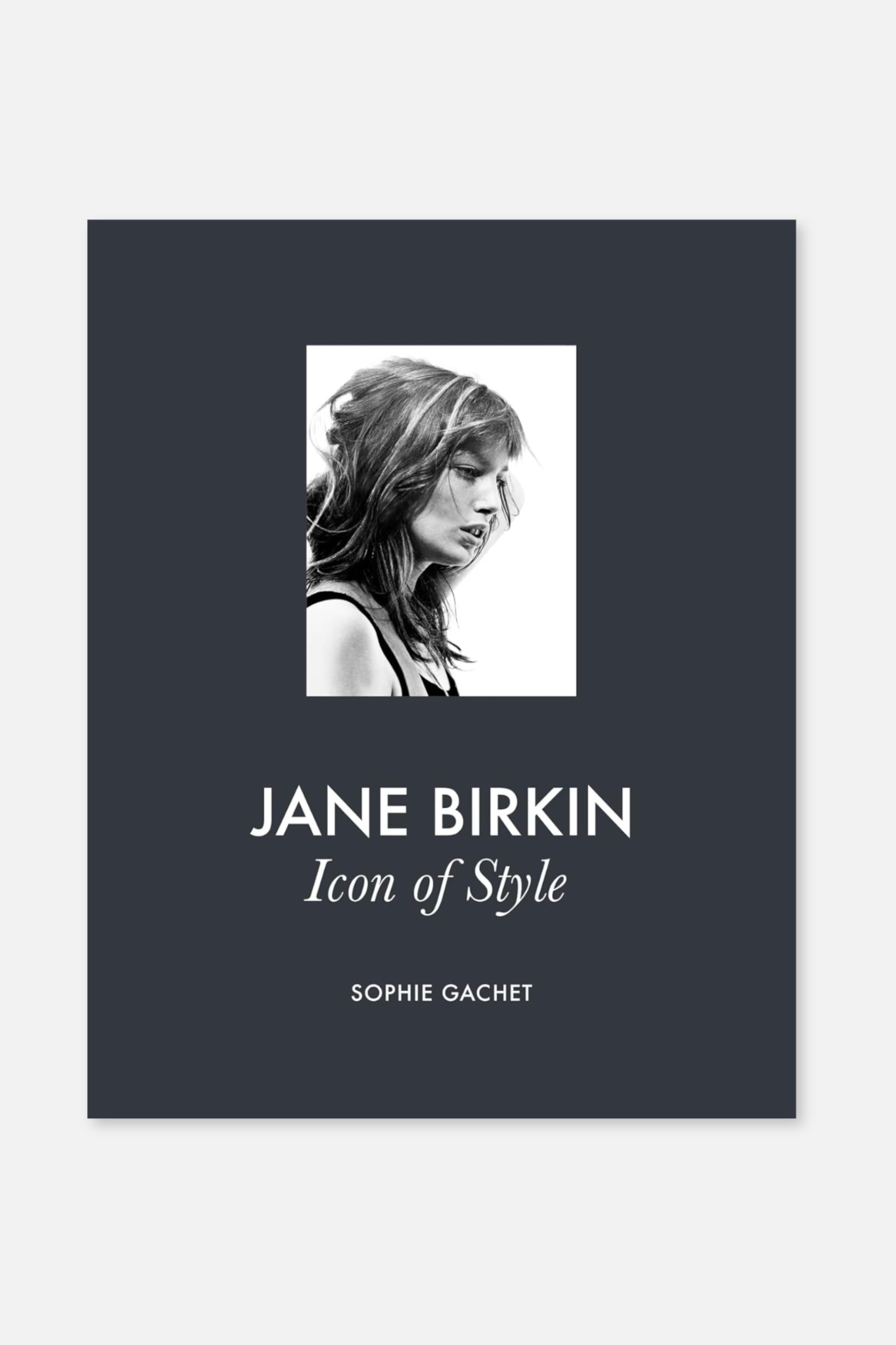 Größeres Bild ansehen: Das Buchcover zeigt einen dunkelgrauen Hintergrund mit einem schwarz-weißen Foto eines Frauenkopfes und -schultern im oberen Zentrum, ihr Gesicht leicht nach rechts geneigt. Unter dem Foto ist der Titel "JANE BIRKIN Icon of Style" in weißem Text dargestellt, mit "SOPHIE GACHET" als Autorennamen am unteren Rand.