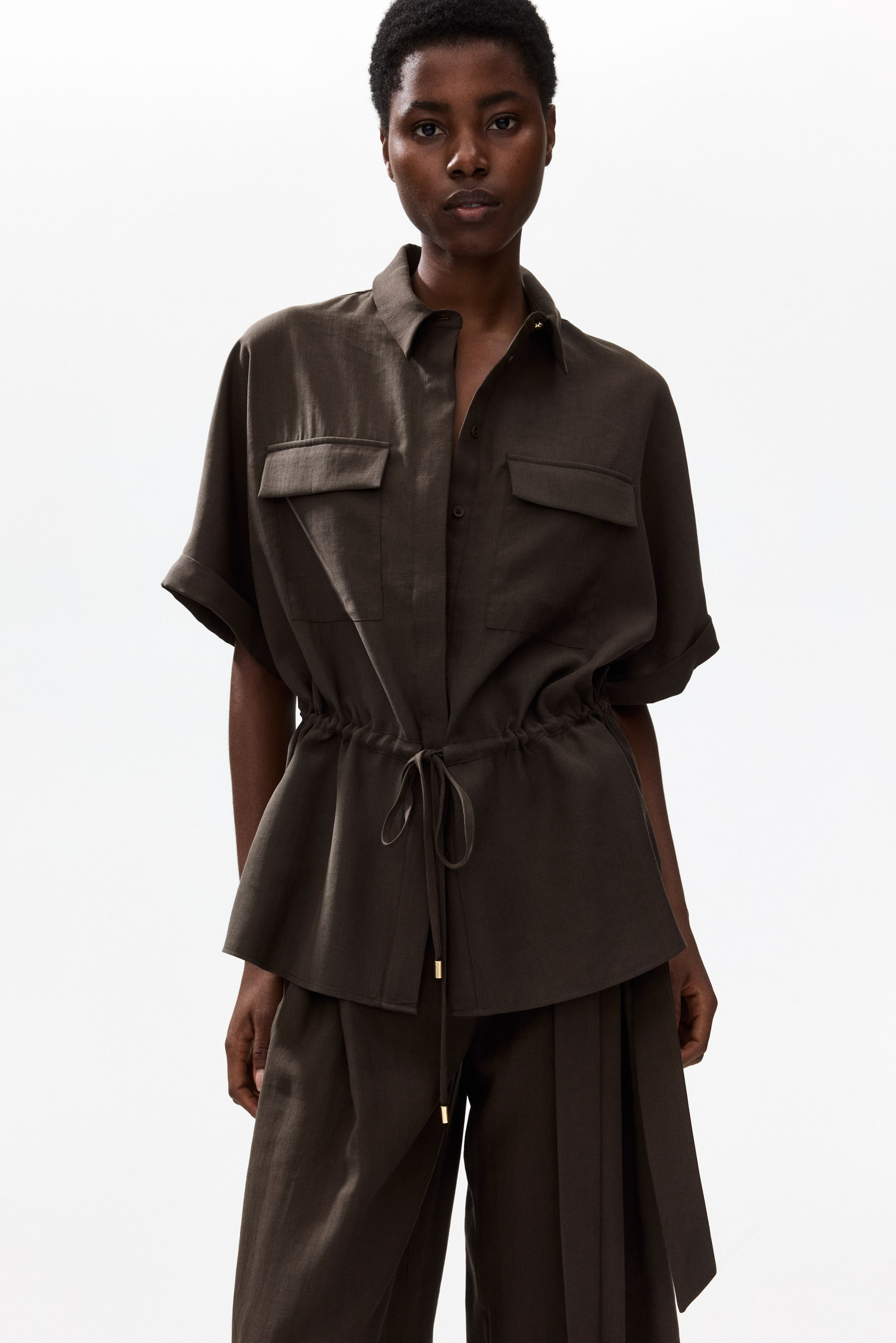 Ver imagem maior: Camisa em sarja com cordão de ajuste - Castanho escuro - SENHORA | H&M PT 1