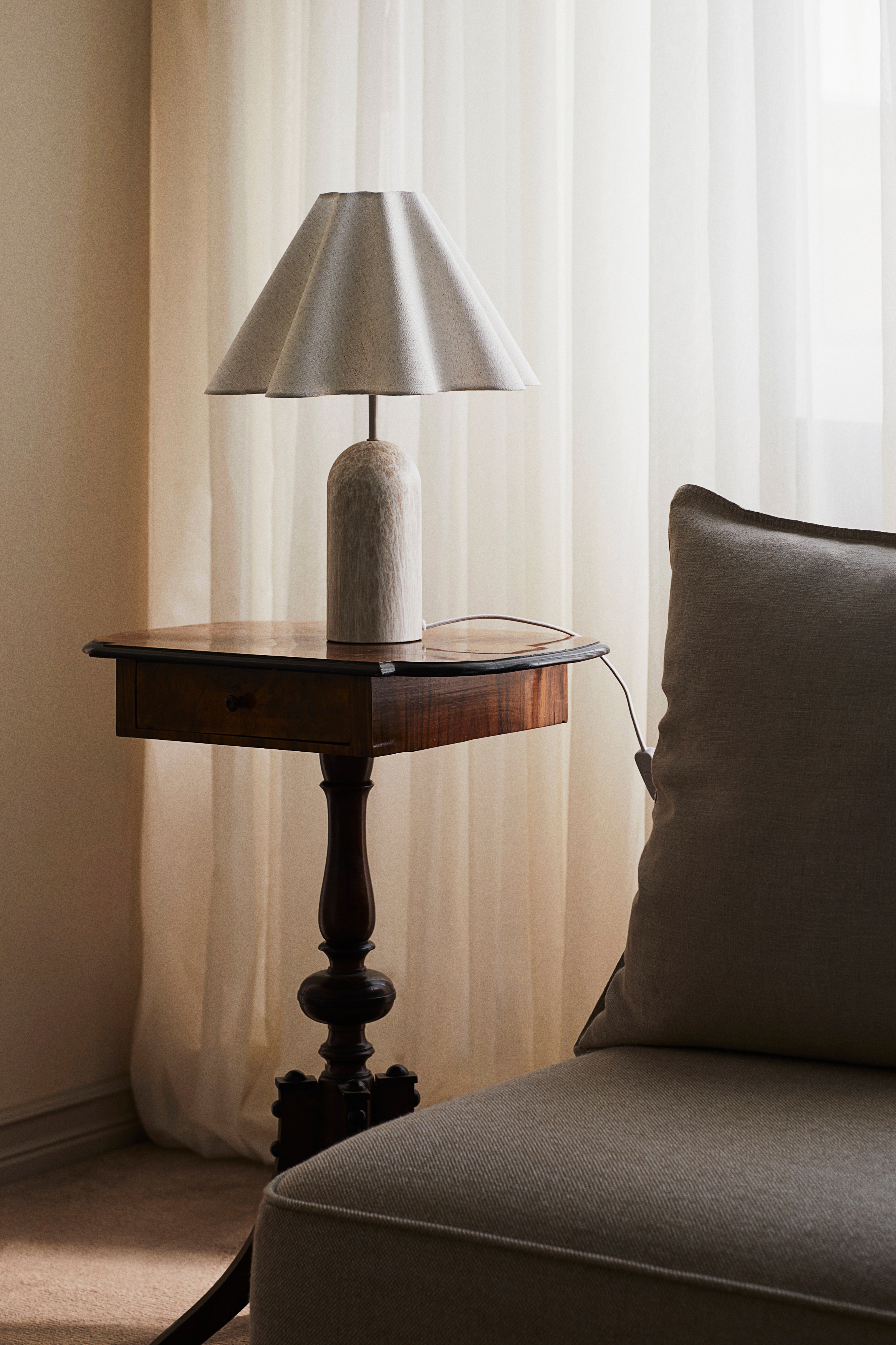 Linen-blend table lamp - White/Marbled