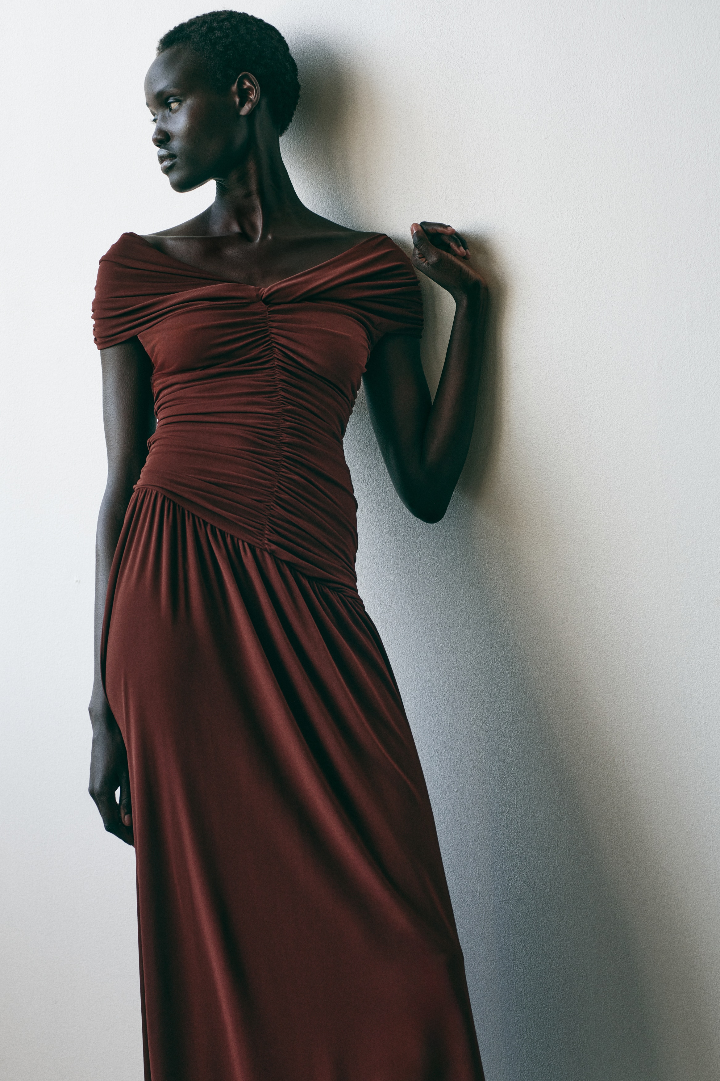 Drapiertes Off-Shoulder-Kleid aus Jersey - Dunkelbraun
