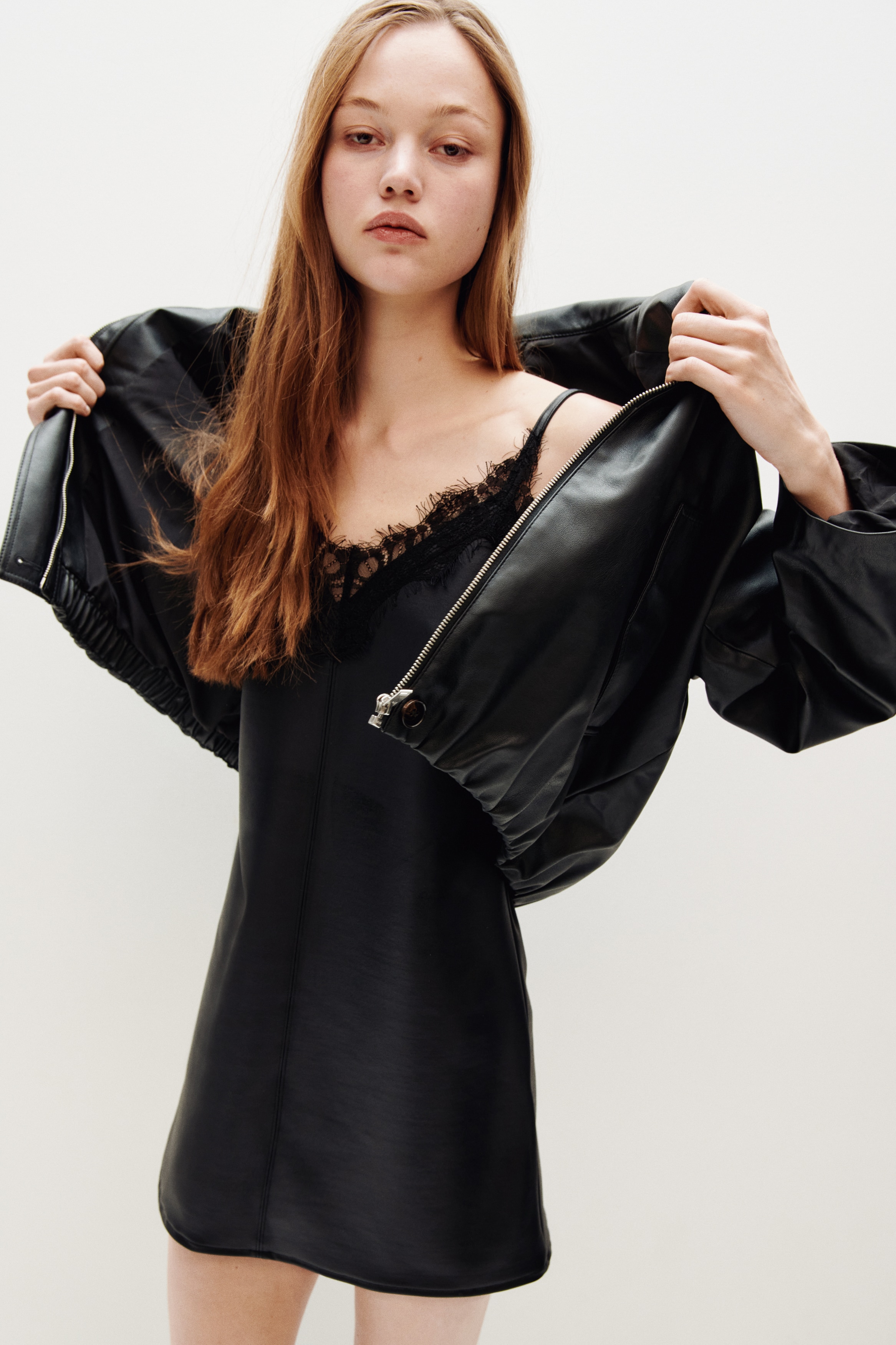 Haljina na bretele s ukrasnom čipkom - Crna