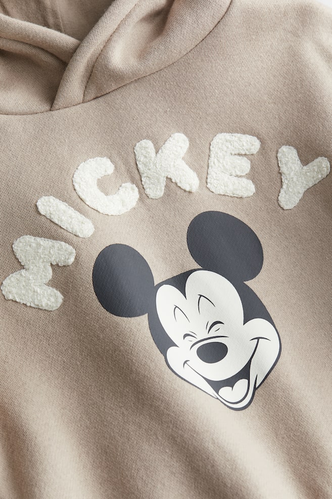 2-delt sweatshirtsæt med tryk - Beige/Mickey Mouse/Mørkegrå/Mickey Mouse/Sort/Keith Haring/Blå/SmileyWorld®/Støvet grøn/Mickey Mouse/Lys turkis/LEGO DUPLO - 3