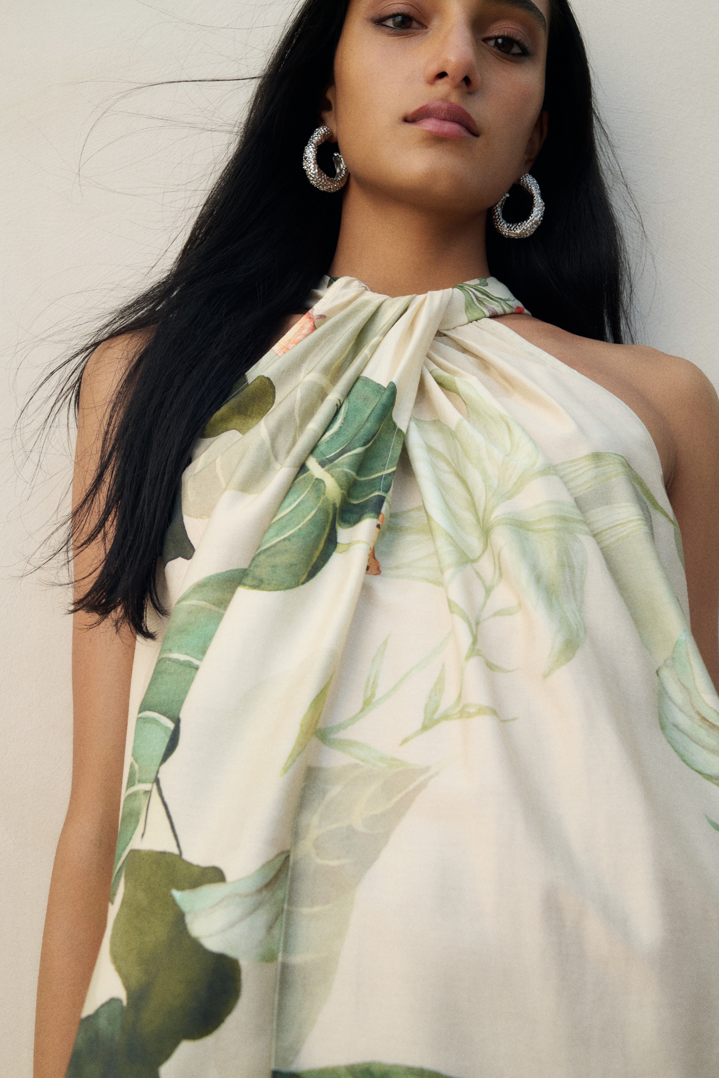 Voluminous bow-back dress