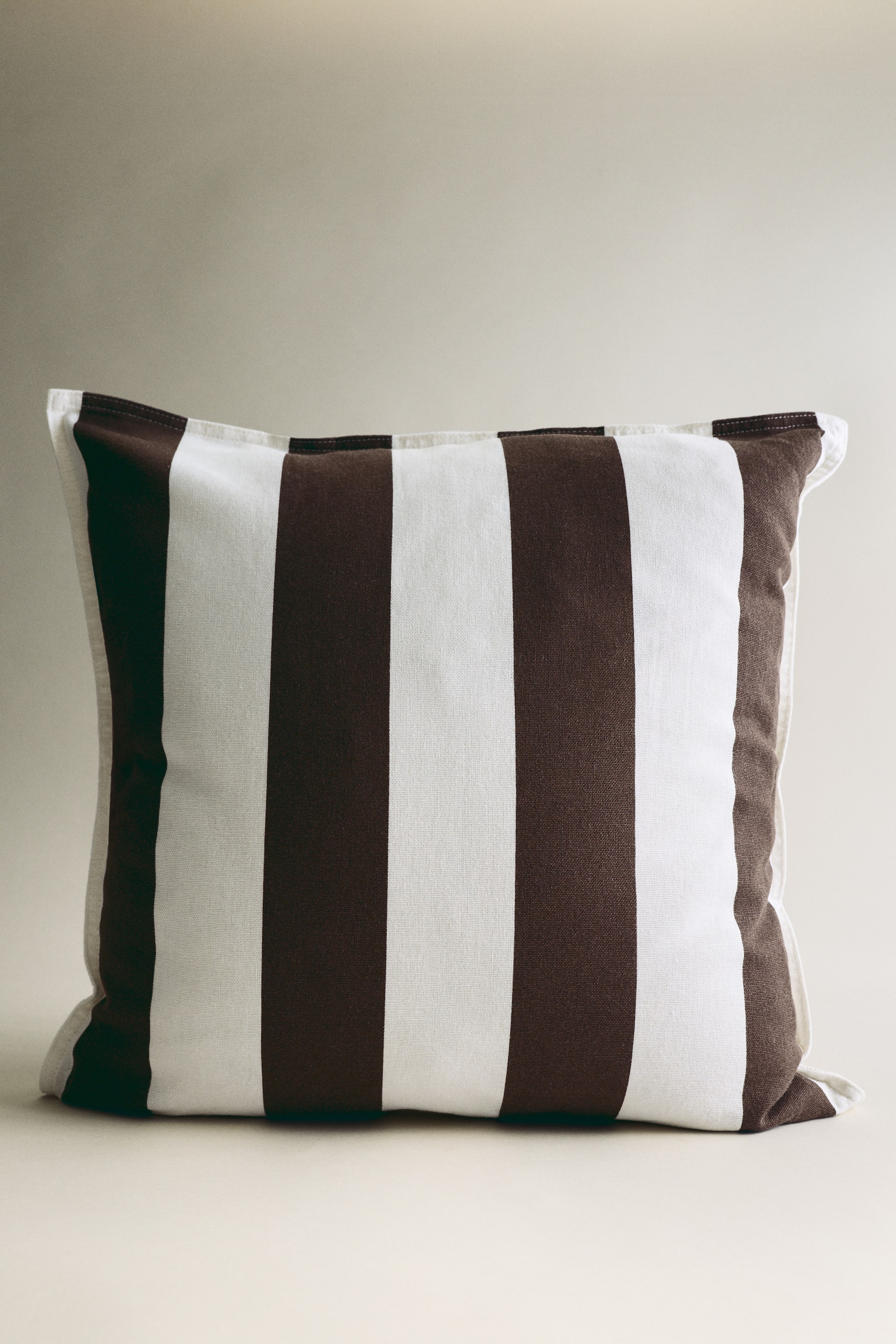 Visualizza immagine più grande: Copricuscino in misto lino - Marrone scuro/righe - HOME | H&M IT 1