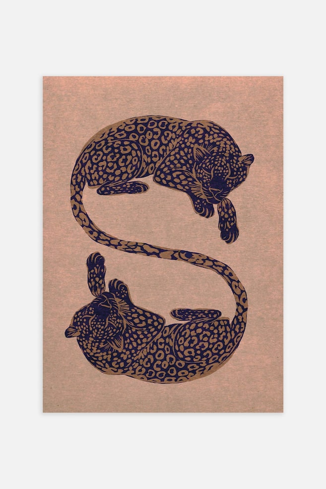 Ett konsttryck visar två stiliserade leoparder illustrerade i mörkblått bläck mot en texturerad, dammrosa bakgrund. Leoparderna bildar en S-form, där den översta leoparden vetter åt höger och den nedersta leopardn ligger upp och ner och vetter åt vänster. - 1