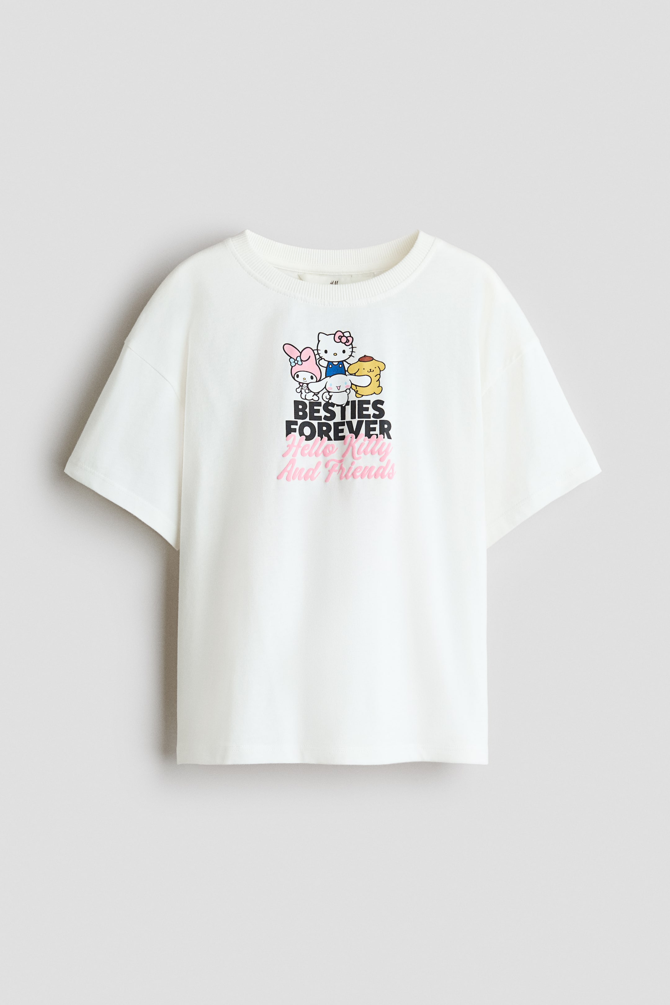 Näytä suurempi kuva: Valkoinen painettu t-paita esittelee etupuoltaan, jossa on värikäs graafinen kuva Hello Kittystä, My Melodystä, Cinnamorollista ja Pompompurinista tekstin "BESTIES FOREVER Hello Kitty And Friends" yläpuolella. Se on suunniteltu pyöreällä, rib-reunustetulla kaula-aukolla ja kevyesti laskostetuilla olkapäillä.
