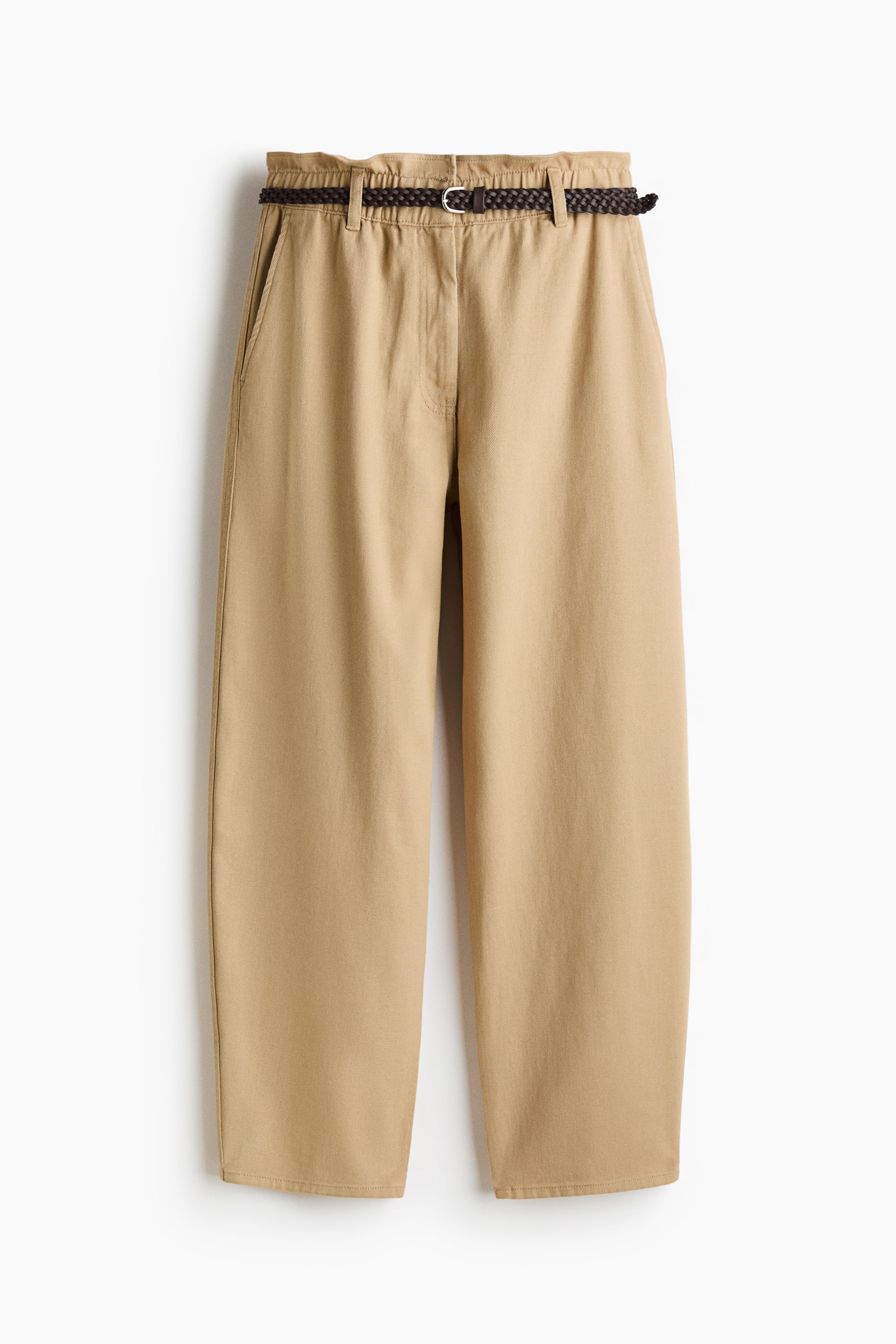 Ver imagen más grande: Los pantalones caqui se muestran en vista frontal, luciendo una cintura alta y fruncida estilo "paperbag" con trabillas para cinturón. Un cinturón trenzado de color marrón oscuro pasa a través de las trabillas, asegurado con una hebilla plateada, y los pantalones están diseñados con un ajuste holgado de pierna ancha, bolsillos laterales y un dobladillo recto.