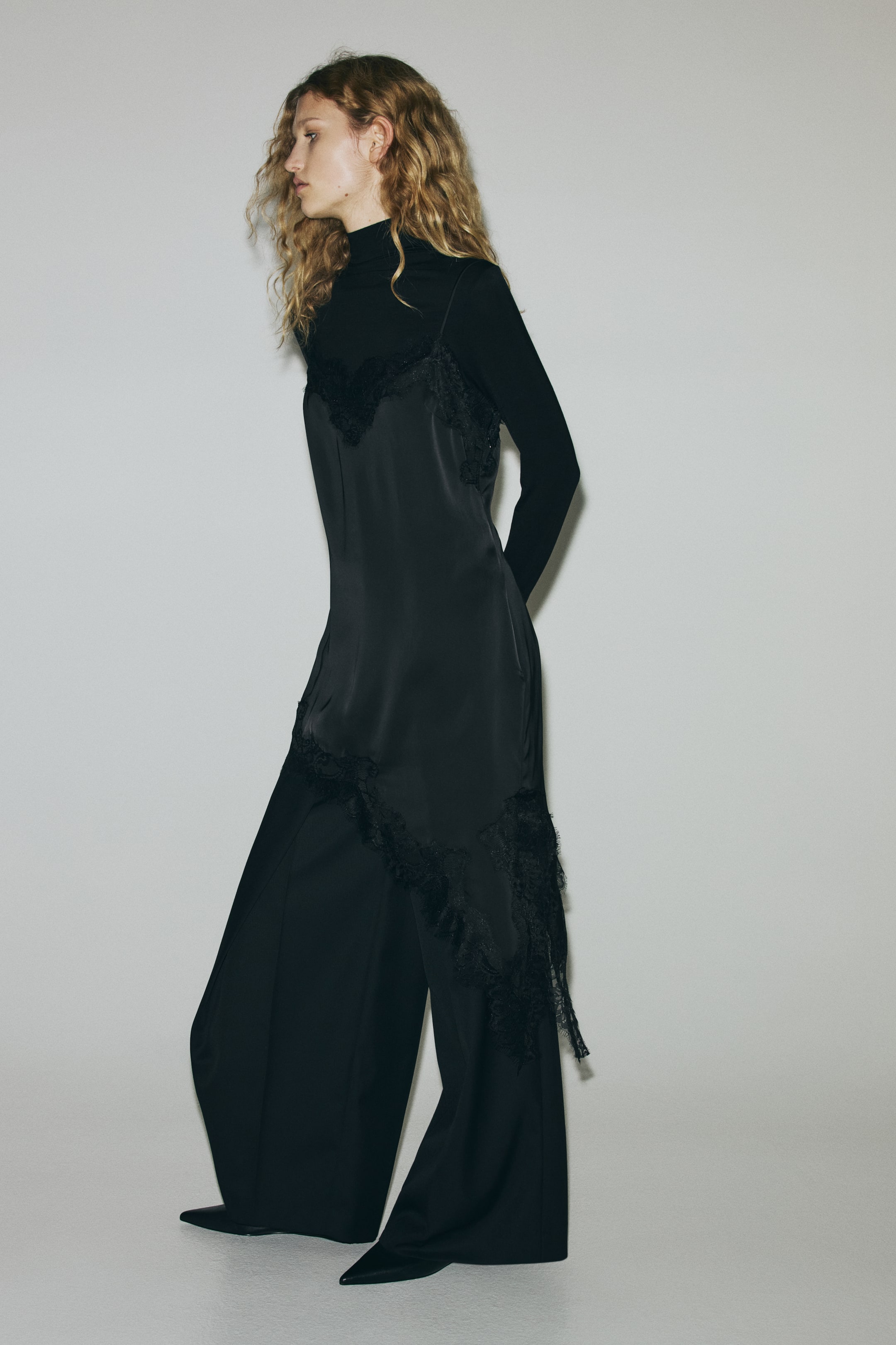 Ver imagen más grande: Lace-trimmed satin slip dress - Black - MUJER | H&M ES 3