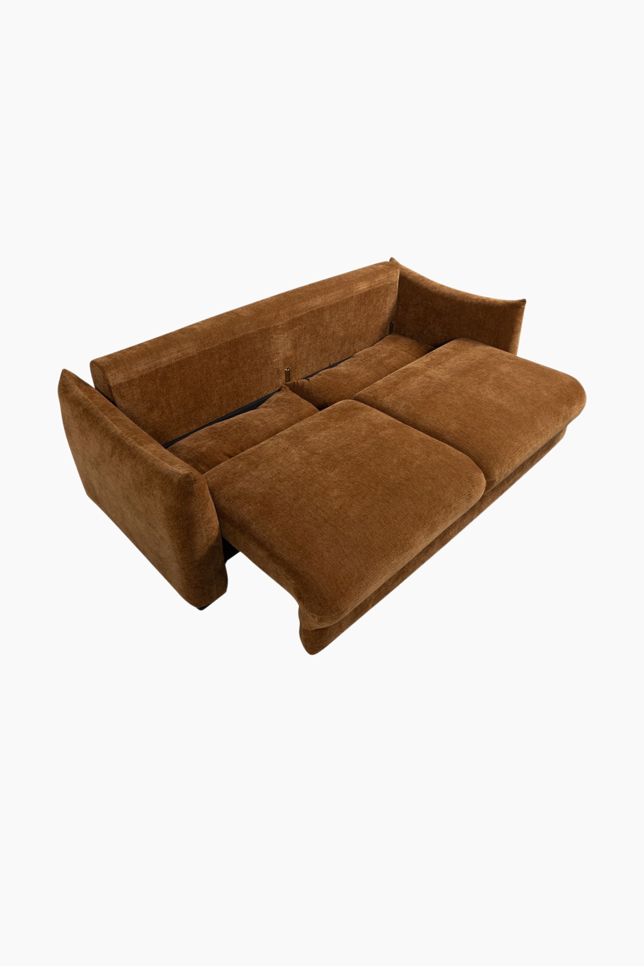 Grotere afbeelding bekijken: Een bruine stoffen bankbed met textuur schuift zijn rechter zitkussen naar voren, waardoor er een bed ontstaat. De bank staat schuin vanuit een hoge voor-rechterhoek, en toont zijn lage rugleuning en brede, licht gebogen armleuningen.
