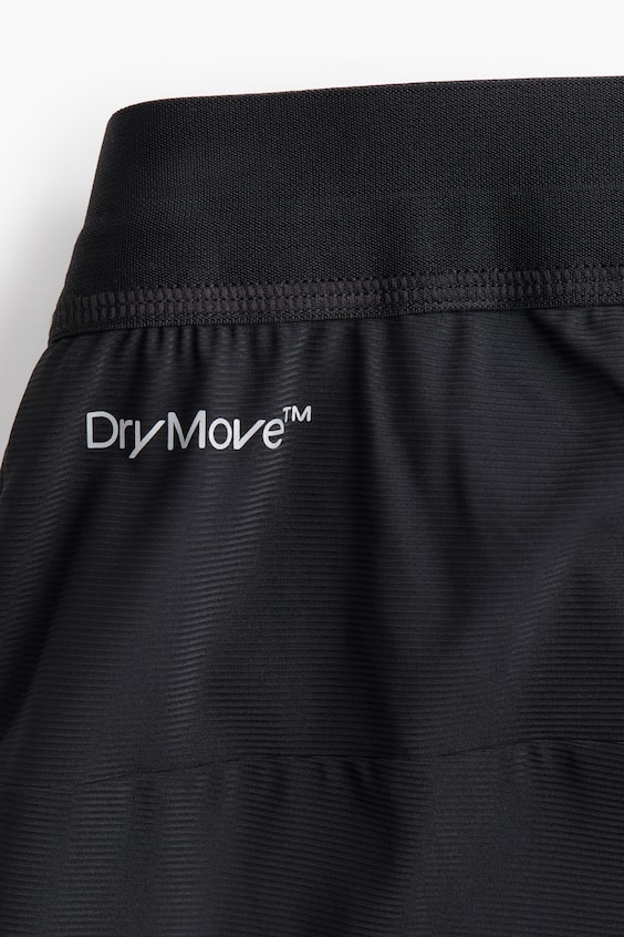 Спортивные шорты 2-в-1 среднего размера с покрытием DryMove™.