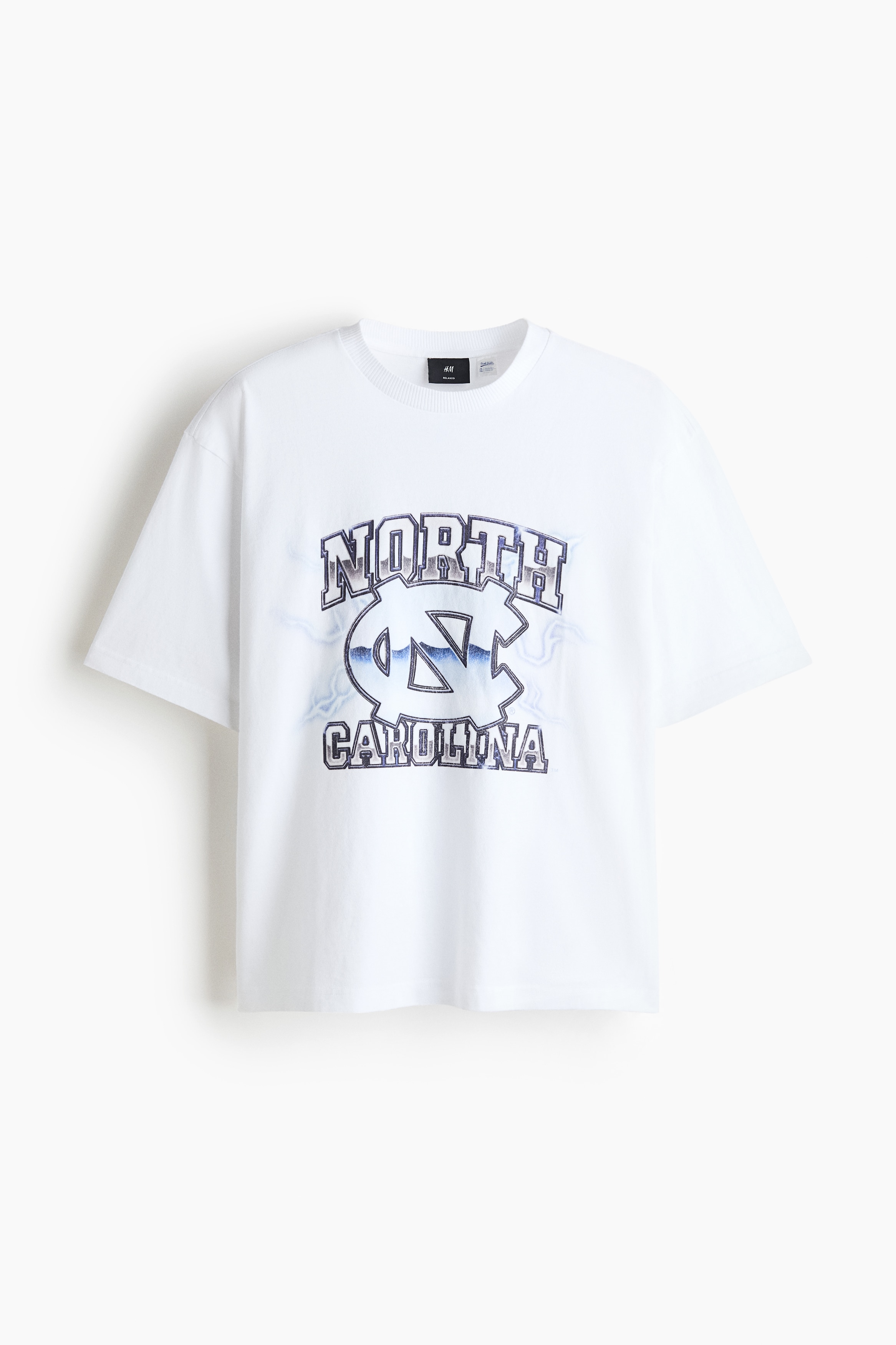 ç½ãã¯ã«ã¼ããã¯Tã·ã£ããæ­£é¢ãåãã¦ããããã£ããã¨ãããã£ããæã¨å¹åºã®åè¢ãè¦ãã¾ããä¸­å¤®ã«ã¯ãã¢ã¼ãç¶ã®ãNORTHãã®æå­ã®ä¸ã«ã¤ã³ã¿ã¼ã­ãã­ã³ã°ã®ãNCãã­ã´ããã®ä¸ã«ãCAROLINAãããè³ªæã®ãããã«ã¼ã¨ã°ã¬ã¼ã®ãã¿ã¼ã³ã§ãã¶ã¤ã³ãããã°ã©ãã£ãã¯ããªã³ããéããã¦ãã¾ãã