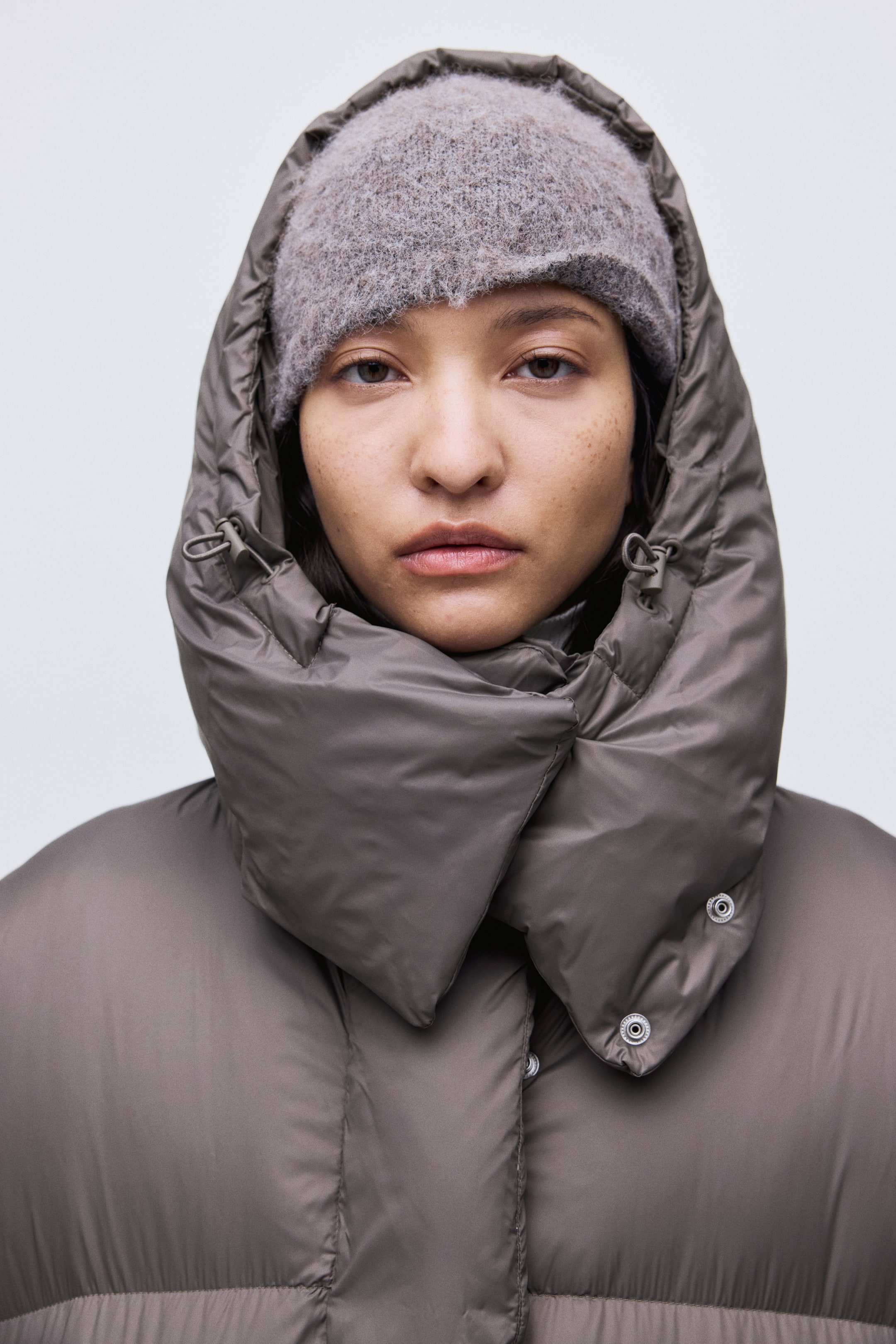 Ampliar la imagen: Chamarra puffer de plumón con gorro - Greige oscuro - Ladies | H&M MX 2