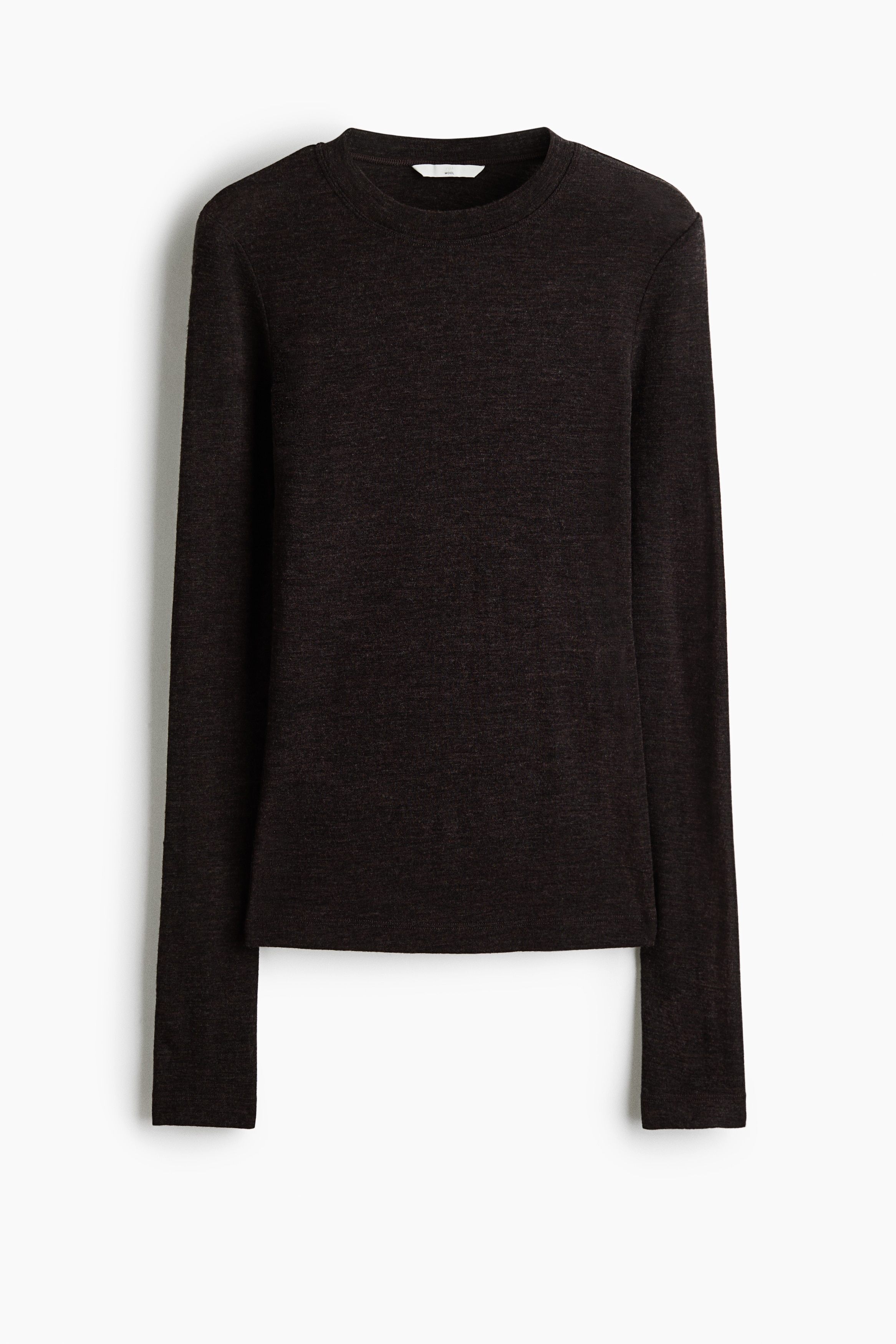 Una maglia aderente marrone scuro in lana a fine maglia viene indossata dalla modella come strato base sotto un trench strutturato color taupe. Il top presenta un girocollo rifinito a costine, visibile nella zona del petto dove il cappotto Ã¨ portato aperto.