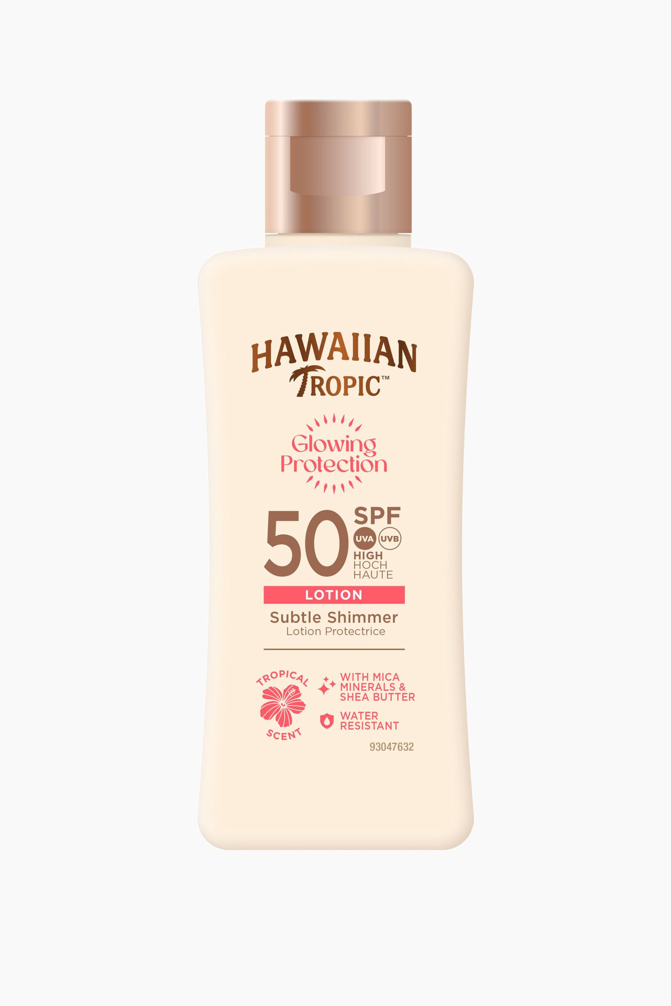 Visa större bild: En krämfärgad Hawaiian Tropic SPF 50 Glowing Protection-lotionflaska visar sin framsida och har ett flip-top-lock i roséguld. Etiketten visar tydligt texterna "50 SPF", "Lotion" och "Subtle Shimmer", tillsammans med en ikon föreställande en hibiskusblomma.