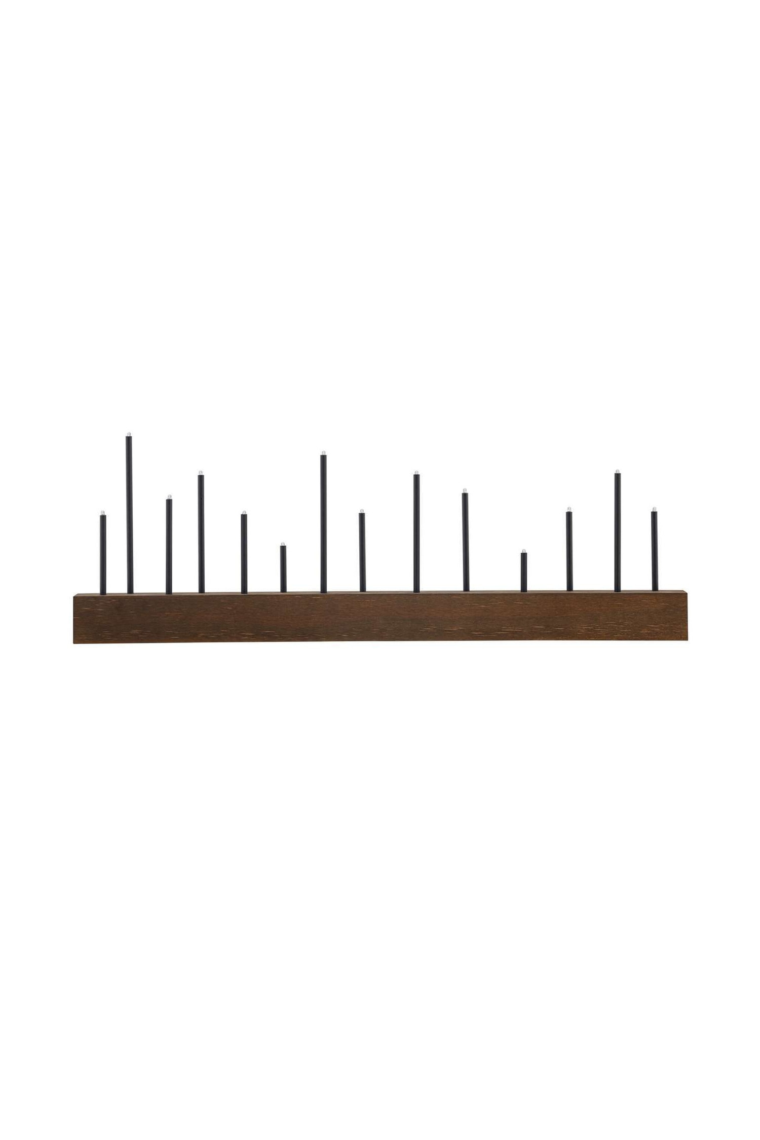 Ein linearer Kerzenhalter aus Holz prÃ¤sentiert zwÃ¶lf schlanke, schwarze LED-Stabkerzen in unterschiedlichen HÃ¶hen auf einem hellen Steintisch. Der dunkelbraune, rechteckige Sockel hÃ¤lt die Kerzen aufrecht in einer geraden Linie, wobei jede Kerze an der Spitze ein kleines, warmes Leuchten abgibt.