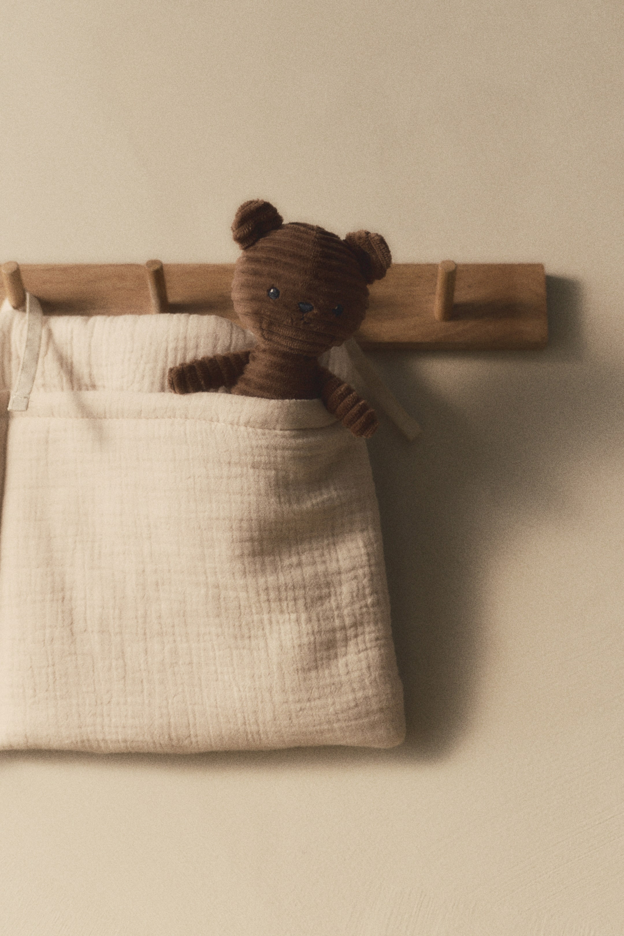 Visa större bild: Vägghängd förvaringskorg i muslin - Ljusbeige - Home All | H&M FI 1