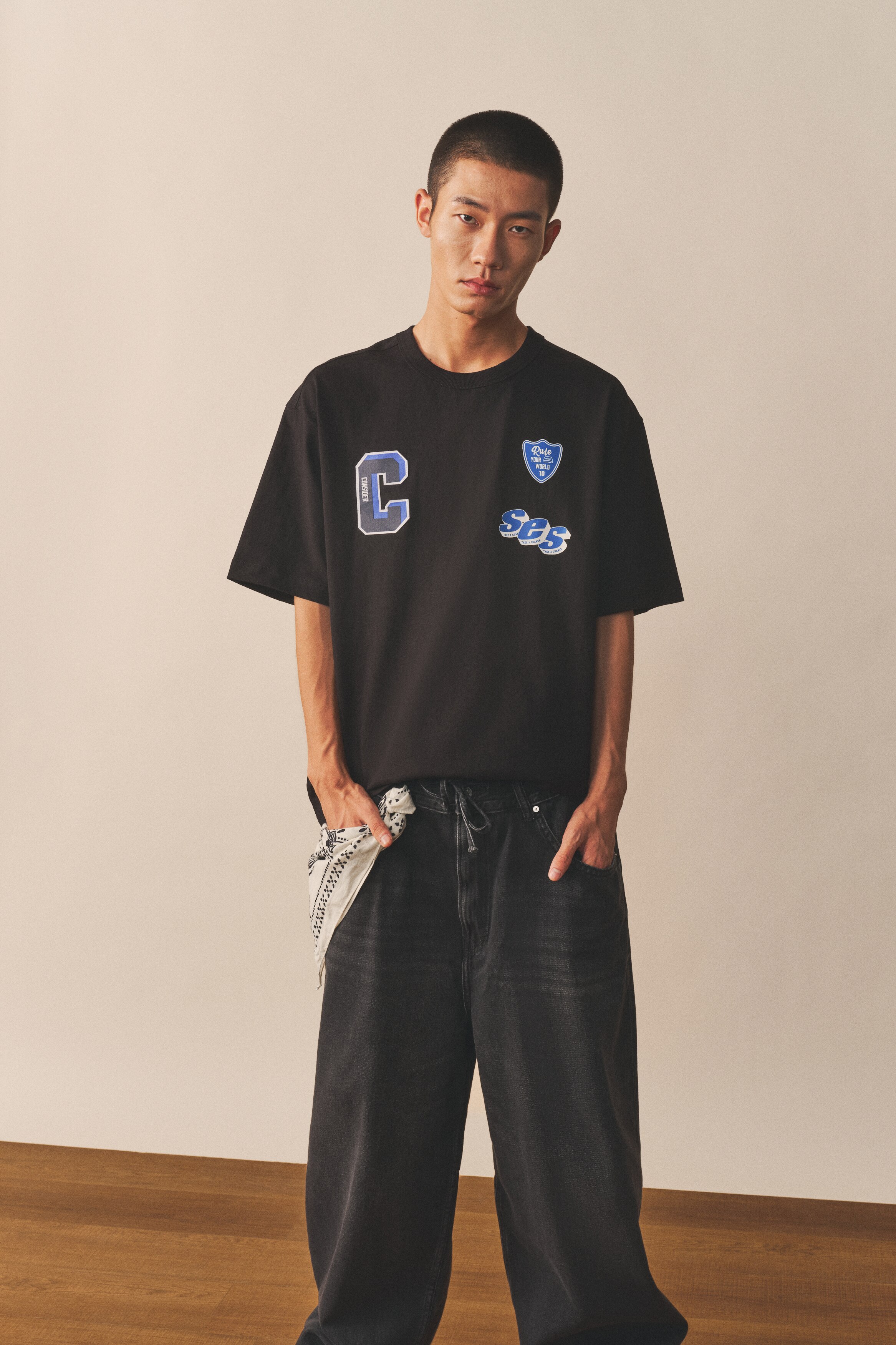 Loose Fit T-shirt - Black/Consider/White/Make Your Move