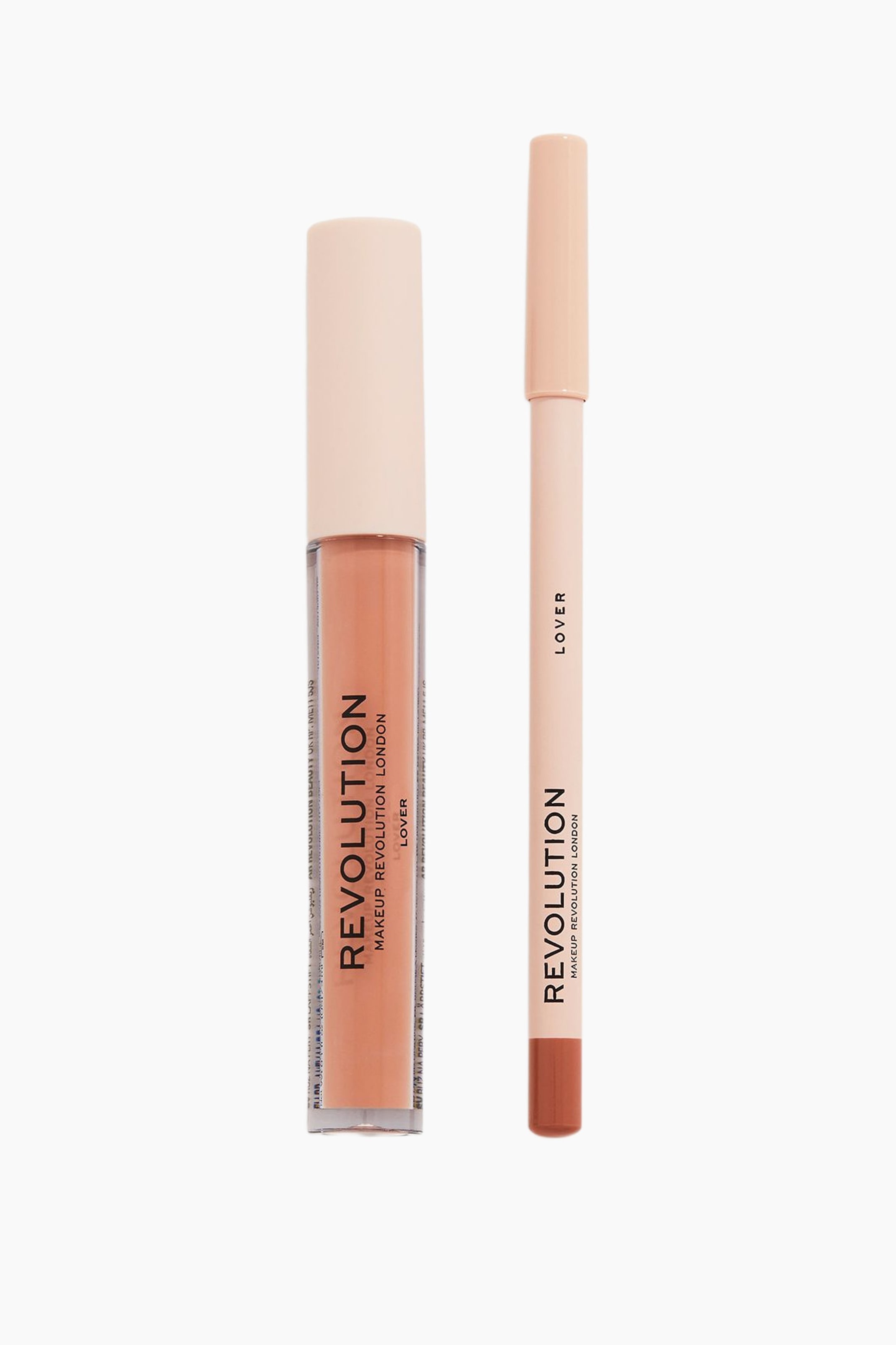 Visa större bild: Ett Revolution lip kit innehåller ett flytande läppstift och en matchande läppenna i den nude-persikofärgade nyansen ”Lover”. Det flytande läppstiftet visas i en genomskinlig cylindrisk tub med ett ljust persikofärgat lock, medan den smala läppennan står parallellt bredvid och har ett matchande ljust persikofärgat hölje samt en färgad spets i botten.