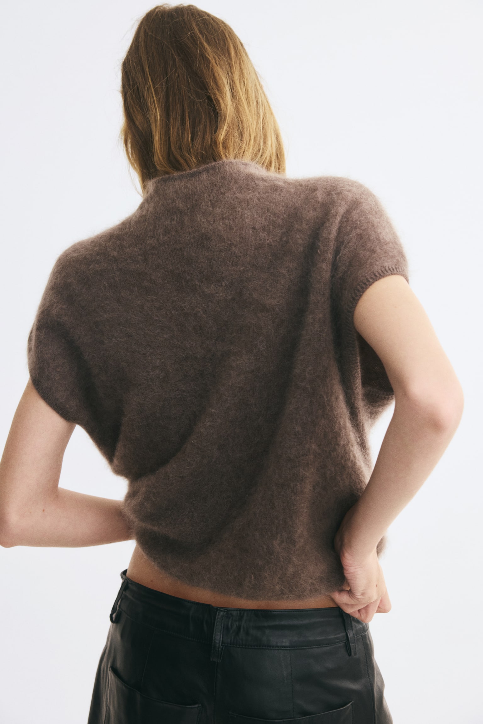 Женский жилет H&M Wool Mock Turtleneck Sweater Vest, цвет: Тёмный коричневый — фото 4