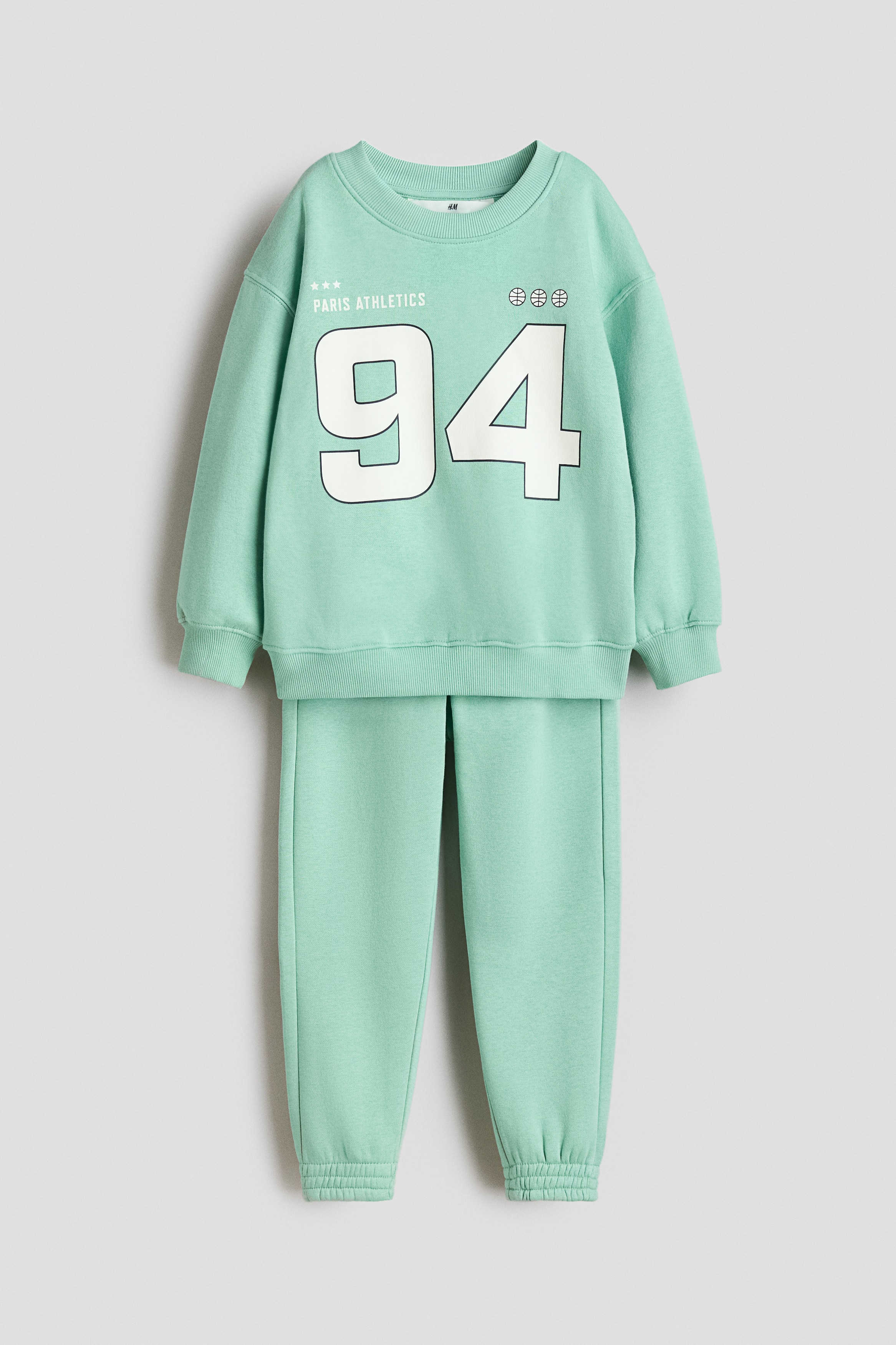 2-teiliges Set mit Sweatshirt und JoggpantsModell