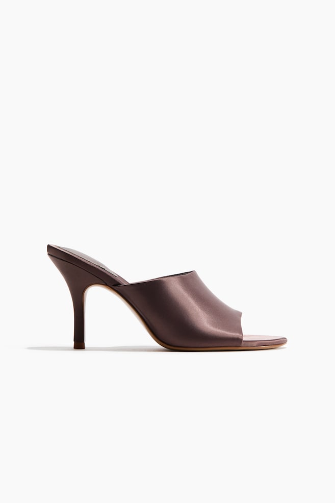 Ein braun-lila Satin-Mule mit seitlicher Ansicht, offenem Zehenbereich und schlankem Stiletto-Absatz. - 1