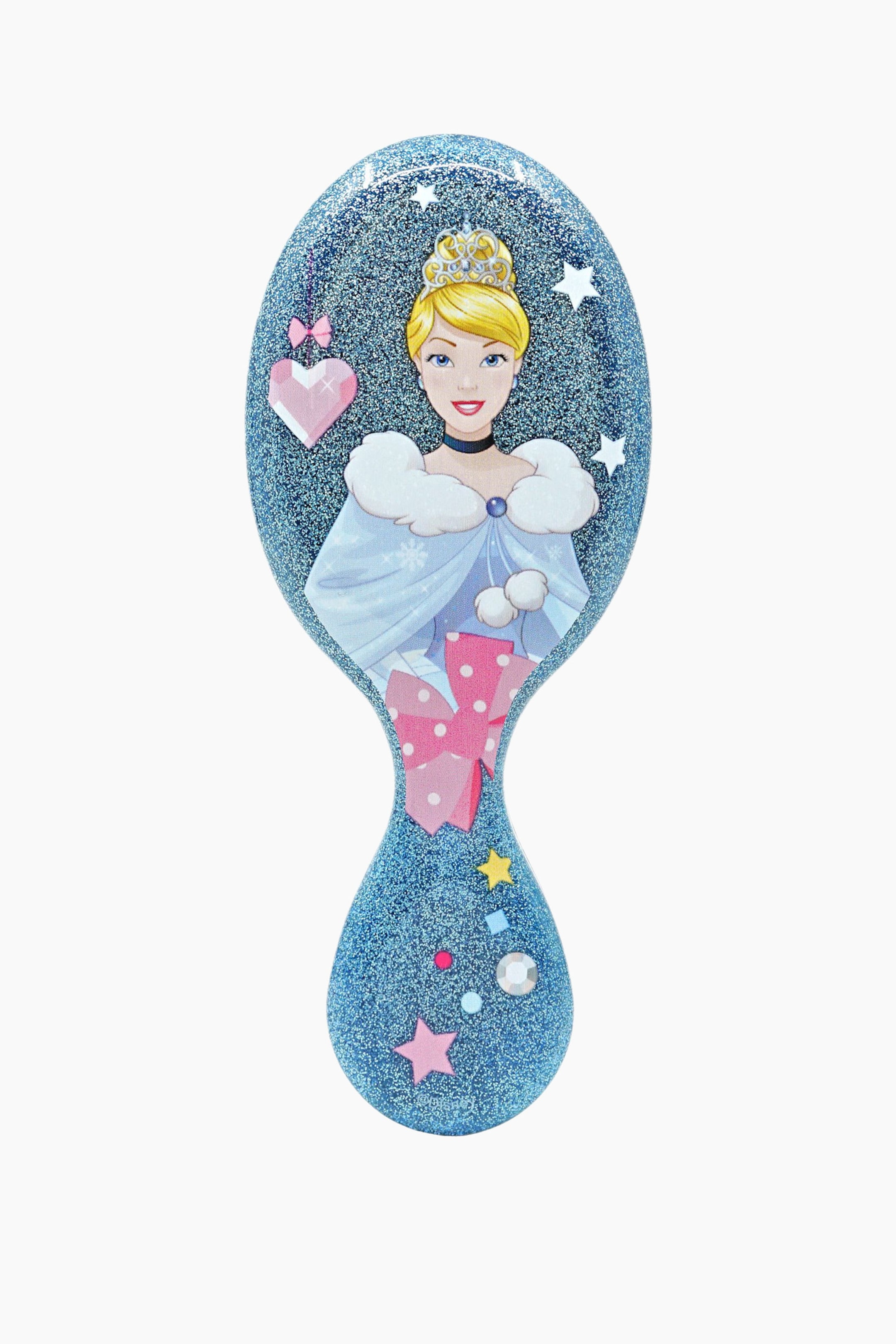 Se større billede: En blå glitrende hårbørste med en illustration af Askepot på det ovale børstehoved. Hun er afbildet med en guldkronе, en lyseblå kappe med hvid pelskant og et sort chokerhalsbånd, omgivet af hvide stjerner og et lyserødt hjerte. Børstens håndtag er dekoreret med en lyserød sløjfe, en gul stjerne, en lyserød stjerne og små farverige ædelsten.