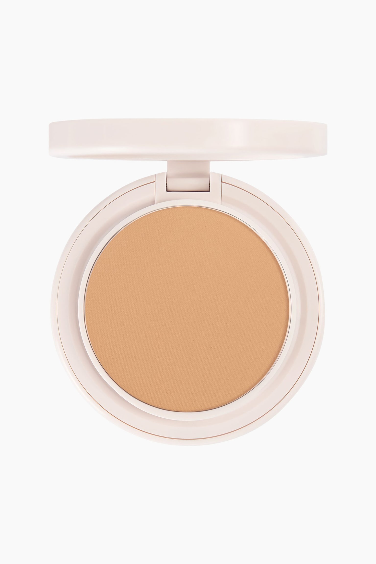 Natural Blur Powder Foundation vises som et varmt beige presset pudder i en rund, lys rosa pudderdåse sett forfra. Dåsens lokk er slått opp på toppen, og den jevne, matte overflaten på den sirkelformede pudderpannen kommer tydelig til syne.
