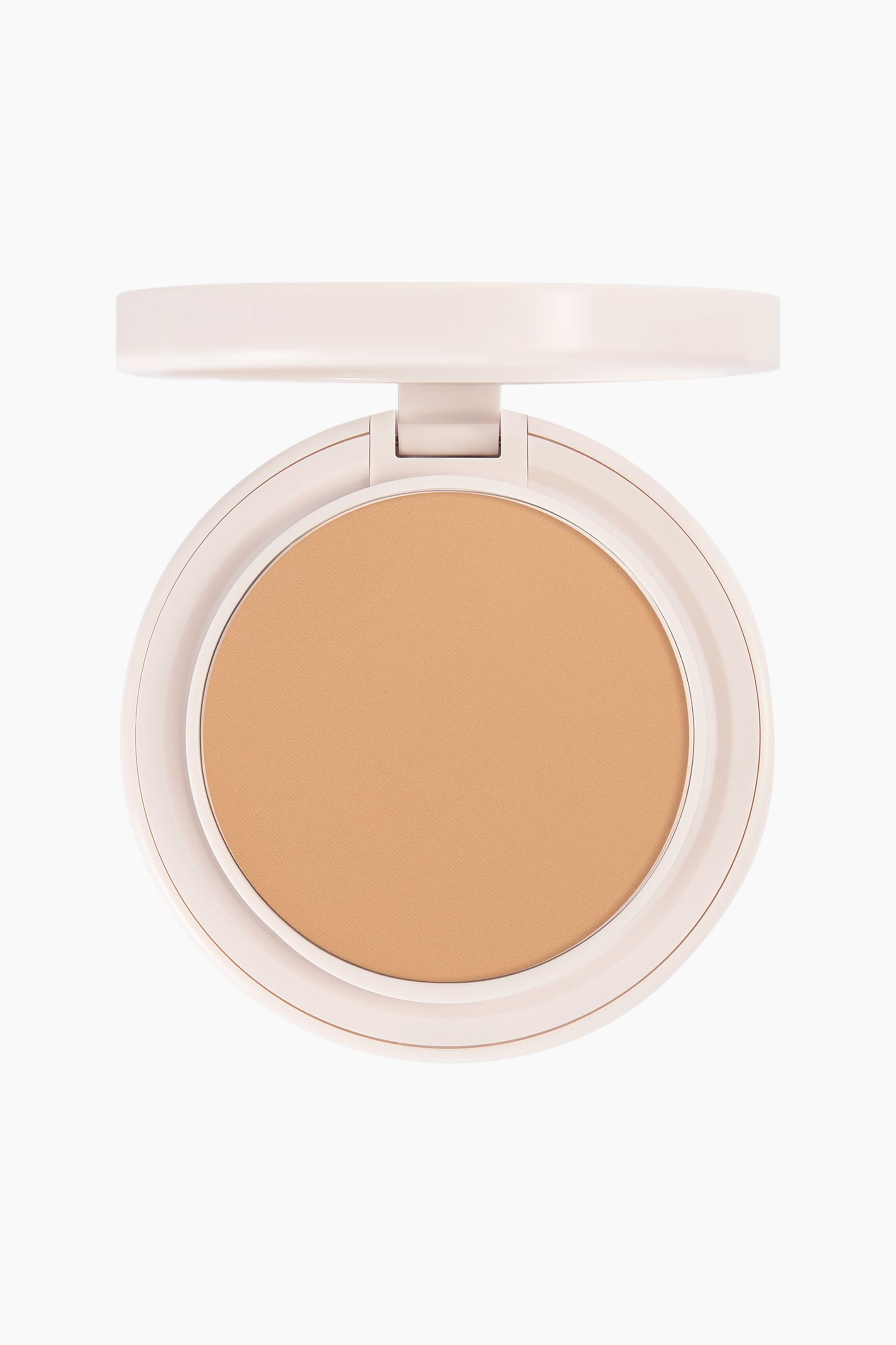 Se større billede: Natural Blur Powder Foundation vises som et varmt beige presset pudder i en rund, lyserød kompakt, set forfra. Kompakten ligger med låget åbent og foldet tilbage i toppen og fremhæver den glatte, matte overflade på den cirkulære pudderpande.