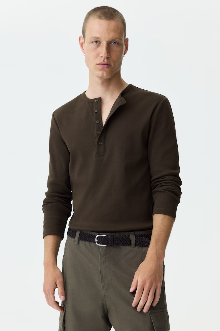 Rebrasta majica s Henli izrezom Slim Fit