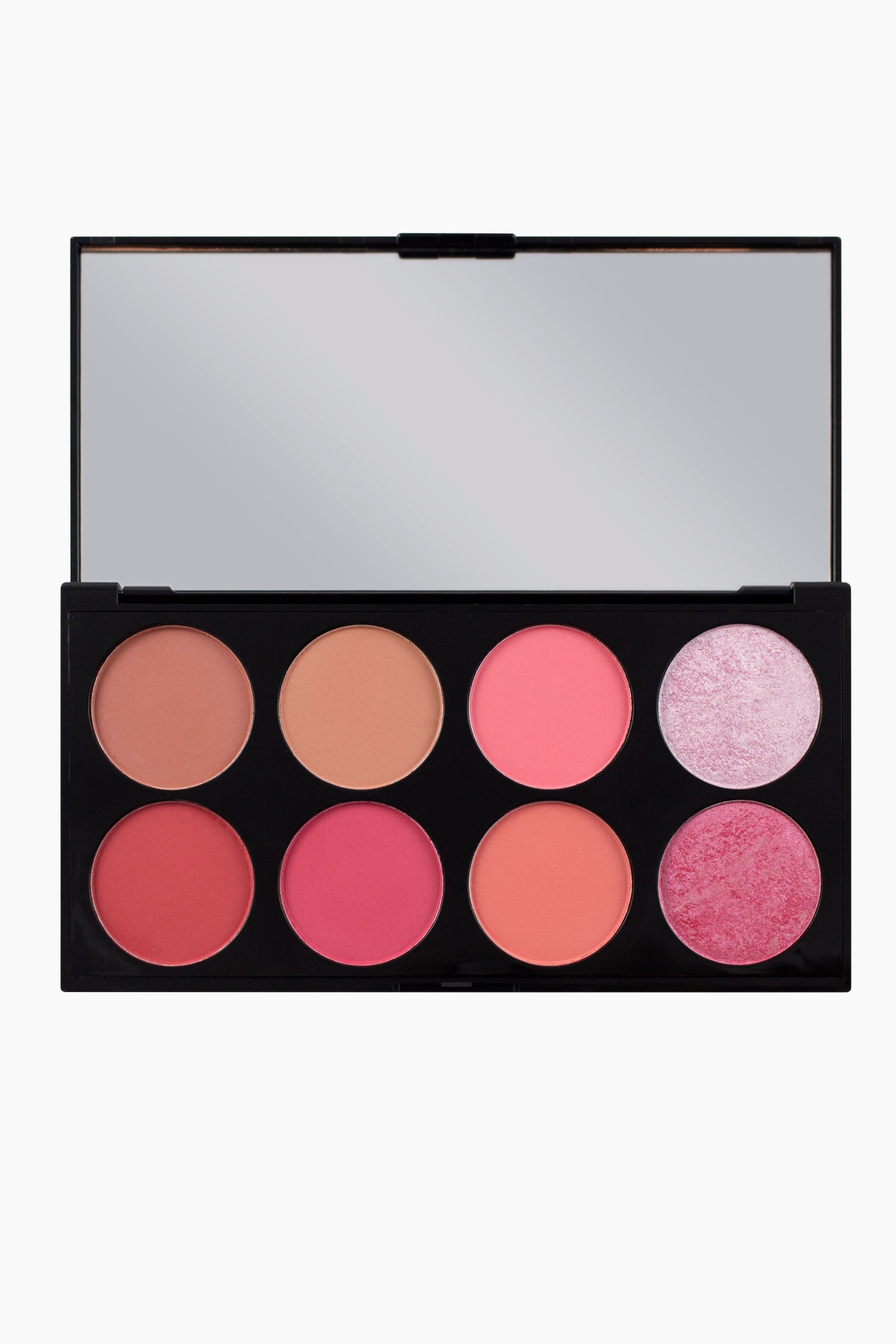 Se større billede: En åben makeup-palette viser otte runde pans med blush og highlighter arrangeret i to rækker af fire i et sort rektangulært etui. Paletten vender fremad og har et stort spejl på indersiden af låget samt en række matte og skimrende nuancer i pink, fersken og koraltoner.