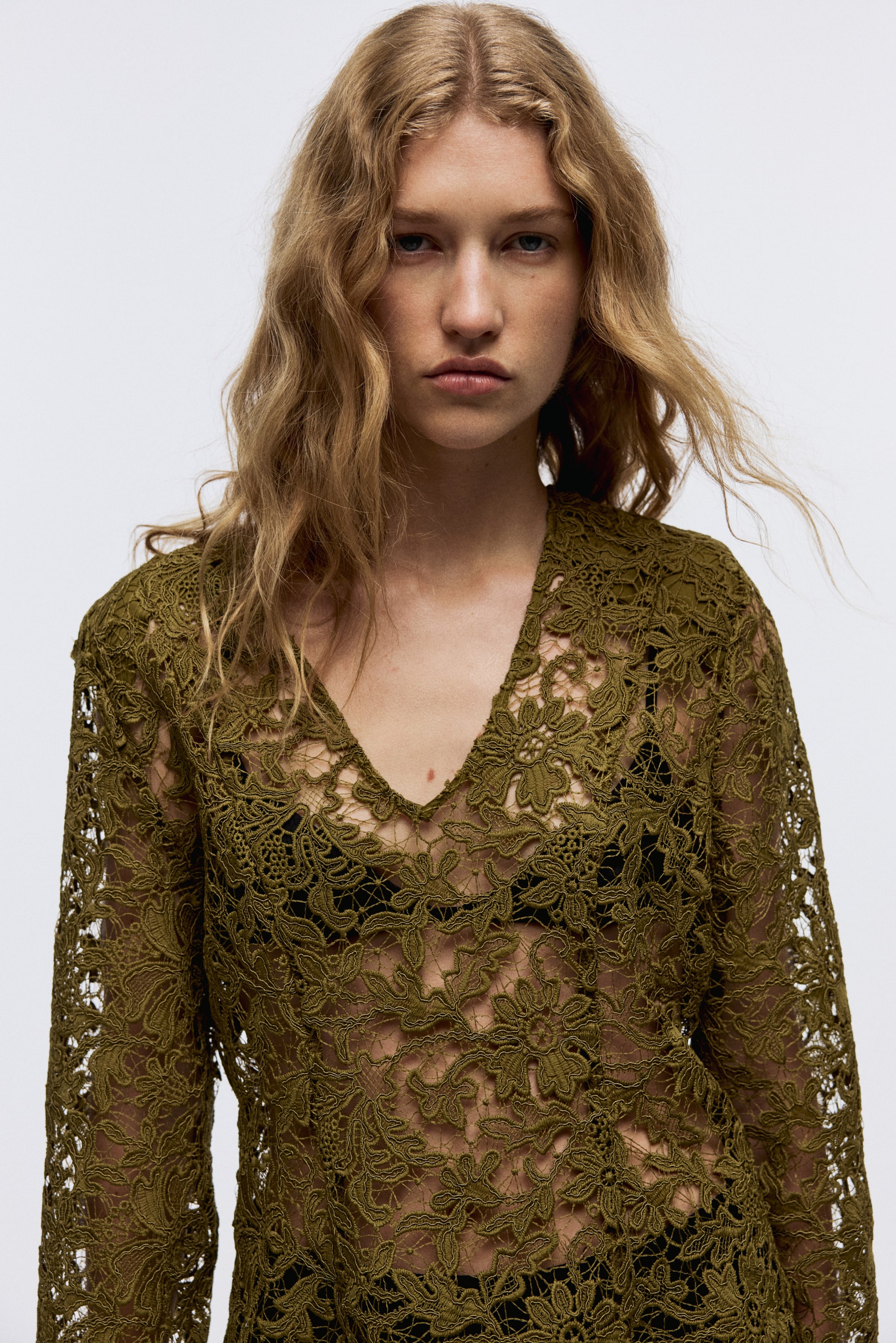 Büyük resmi görüntüle: V Yakalı Dantel Bluz - Altın zeytin rengi - KADIN | H&M TR 1