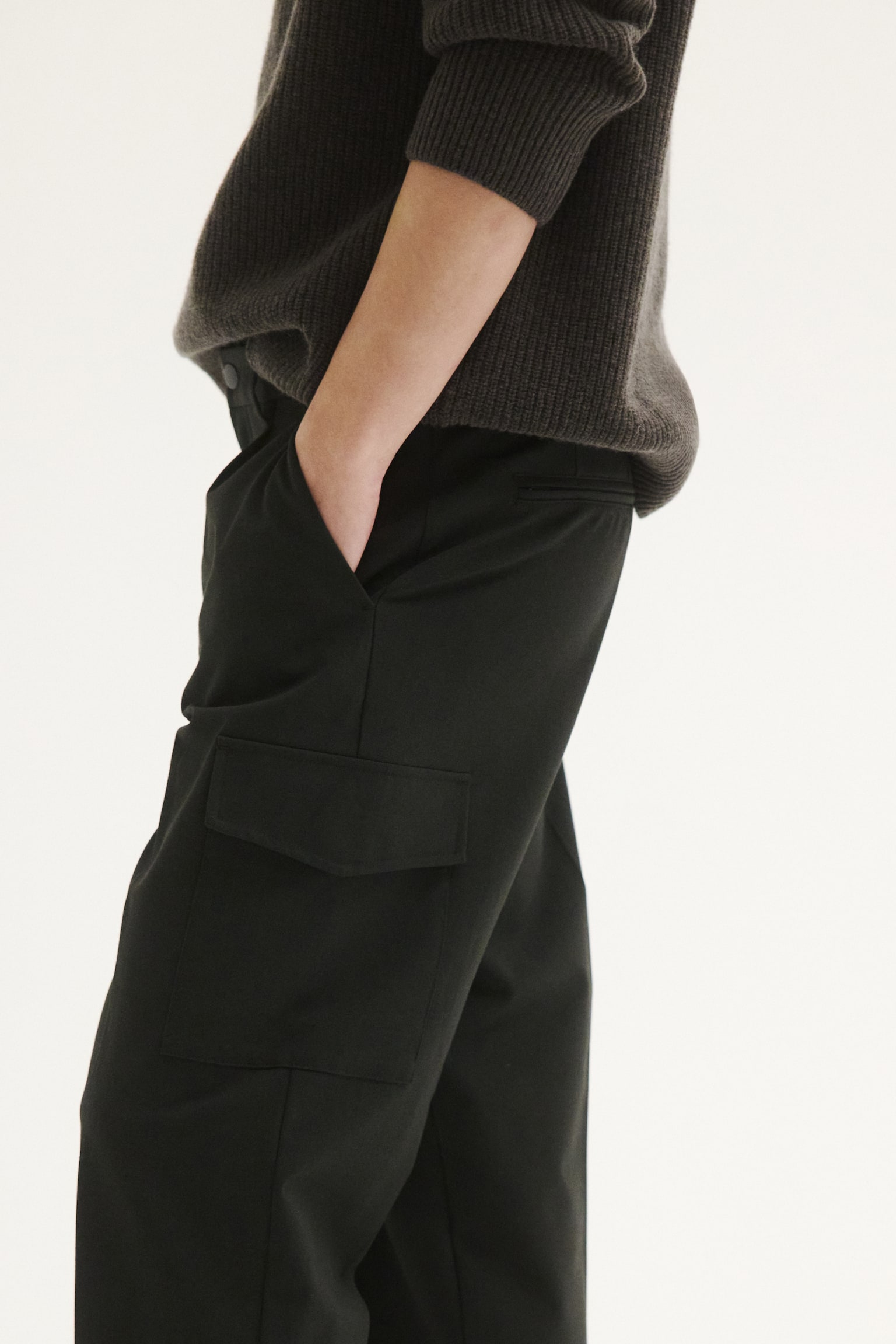 Мужские брюки H&M Four-Way Stretch Regular-Fit Cargo, цвет: Тёмный зелёный — фото 6