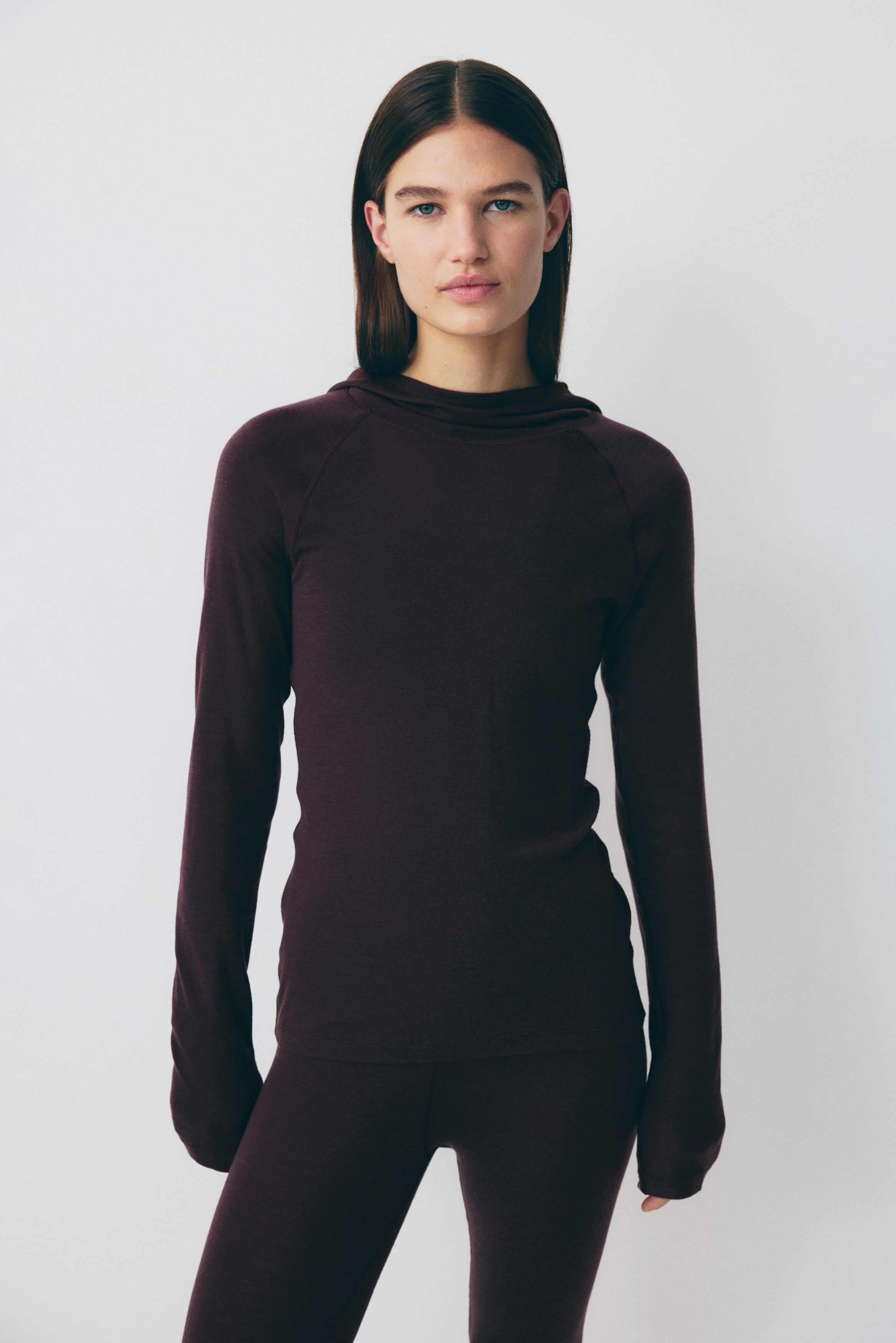 Maglia sportiva in lana con cappuccio - Viola melanzana/Beige chiaro