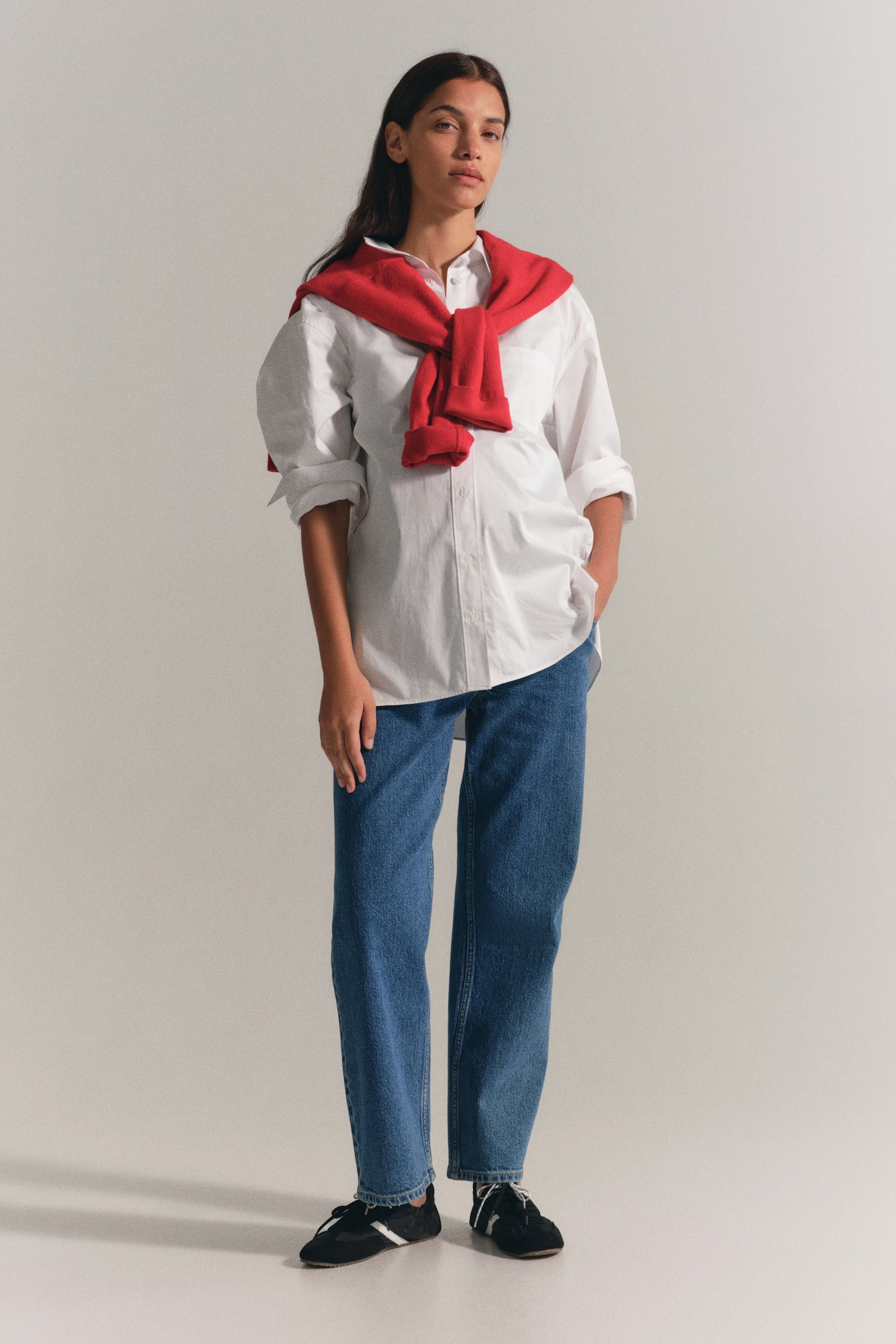 A pair of blue 5-pocket denim maternity jeans showcases a straight leg with a regular fit from the waist to the hip, relaxing from the thigh to the ankle-length hem. A wide blue jersey panel covers the waist, and a faux fly with a button is visible at the front. - 1