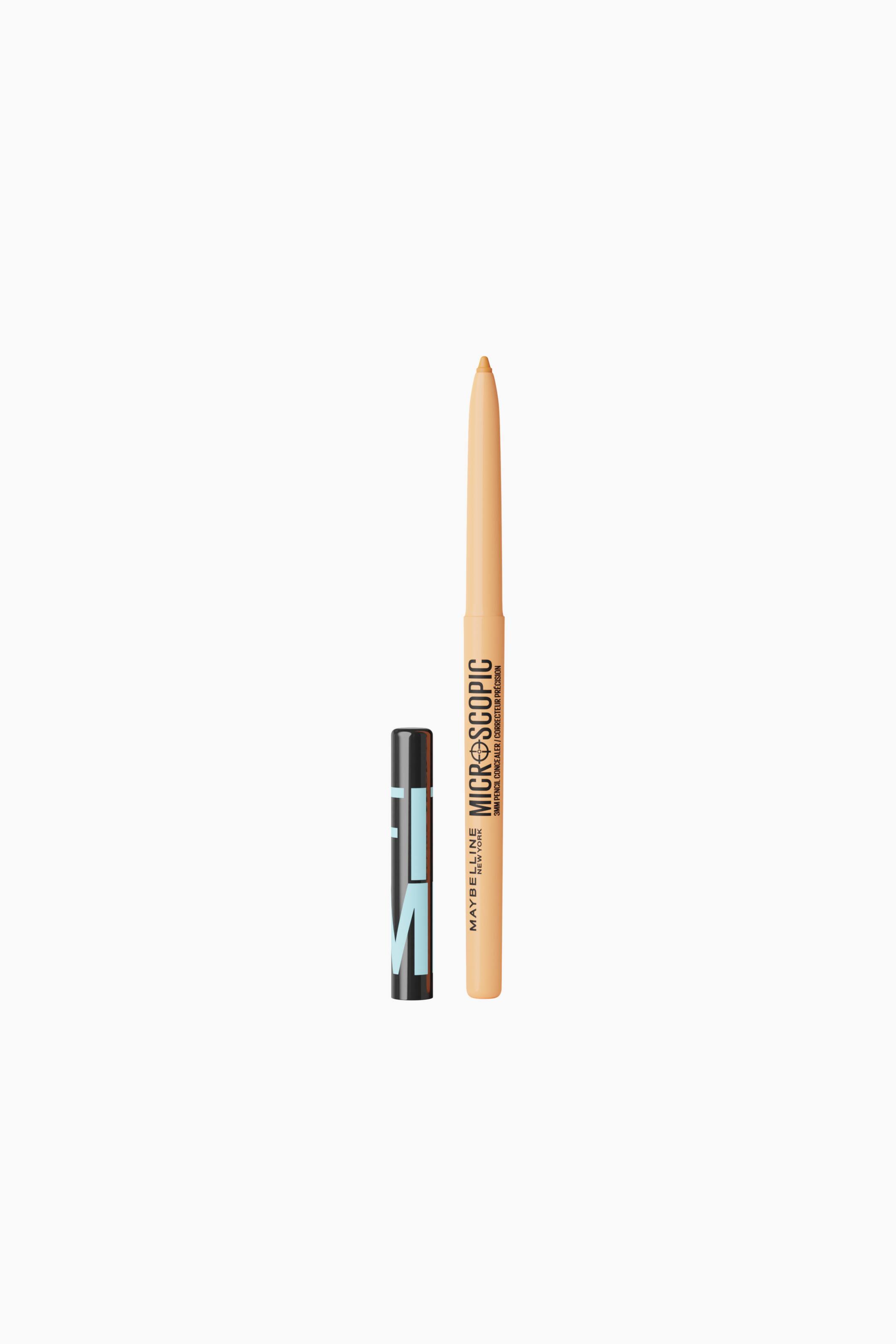 Größeres Bild ansehen: Der nudefarbene Concealer-Stift steht senkrecht neben seiner abgenommenen schwarzen Kappe und präsentiert seine feine, spitze 3-mm-Spitze. Der schlanke, beige getönte Stift zeigt im unteren Bereich schwarzen Branding-Text, während die danebenliegende schwarze Kappe eine hellblaue vertikale Beschriftung aufweist.