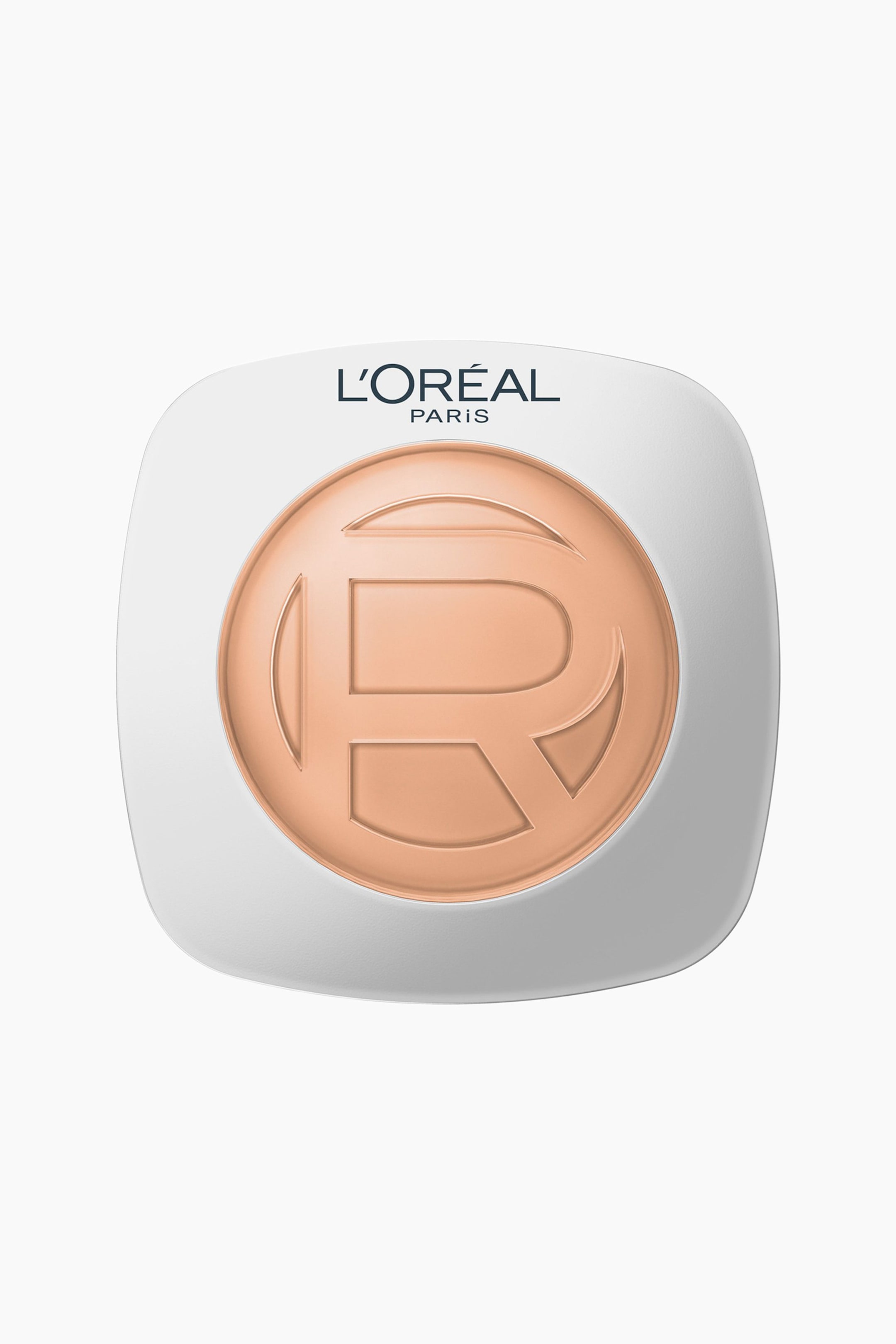 Visa större bild: En L'Oréal-compact visas i en vy ovanifrån. Den har ett vitt, fyrkantigt fodral med rundade hörn som rymmer en cirkulär pan med ljus persikorosa ansiktspuder. Pudret är präglat med ett stort, stiliserat "R", och "L'ORÉAL PARIS" är tryckt i svart text ovanför det.