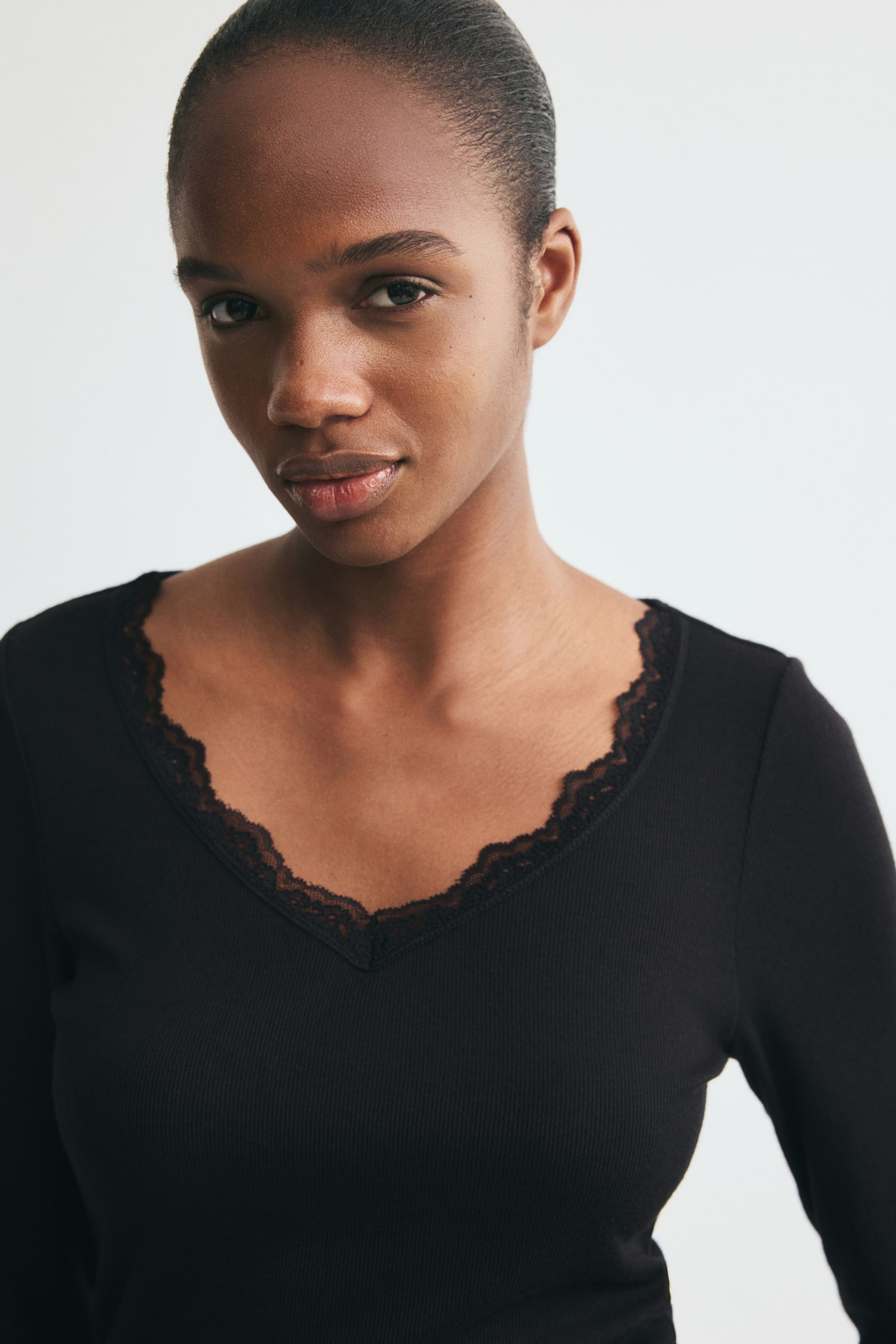 Женский топ H&M Lace-Trimmed V-Neck Top, цвет: Чёрный — фото 4