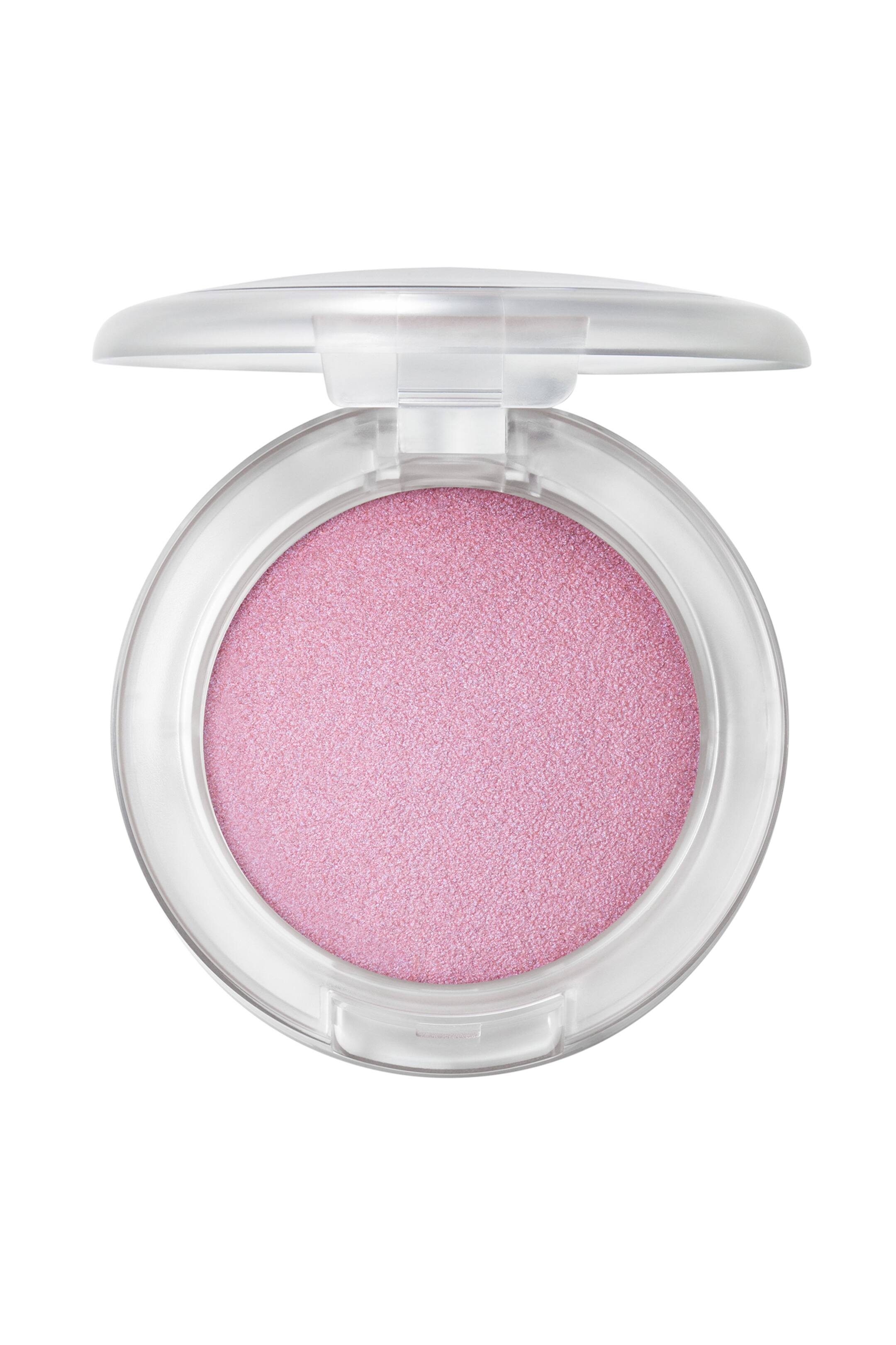 Visa större bild: Glow Play Bouncy Highlighter ligger i ett öppet, runt, transparent plastetui och är vänt framåt. Den runda fördjupningen visar en skimrande, ljusrosa formula med en fint texturerad, glittrande finish.