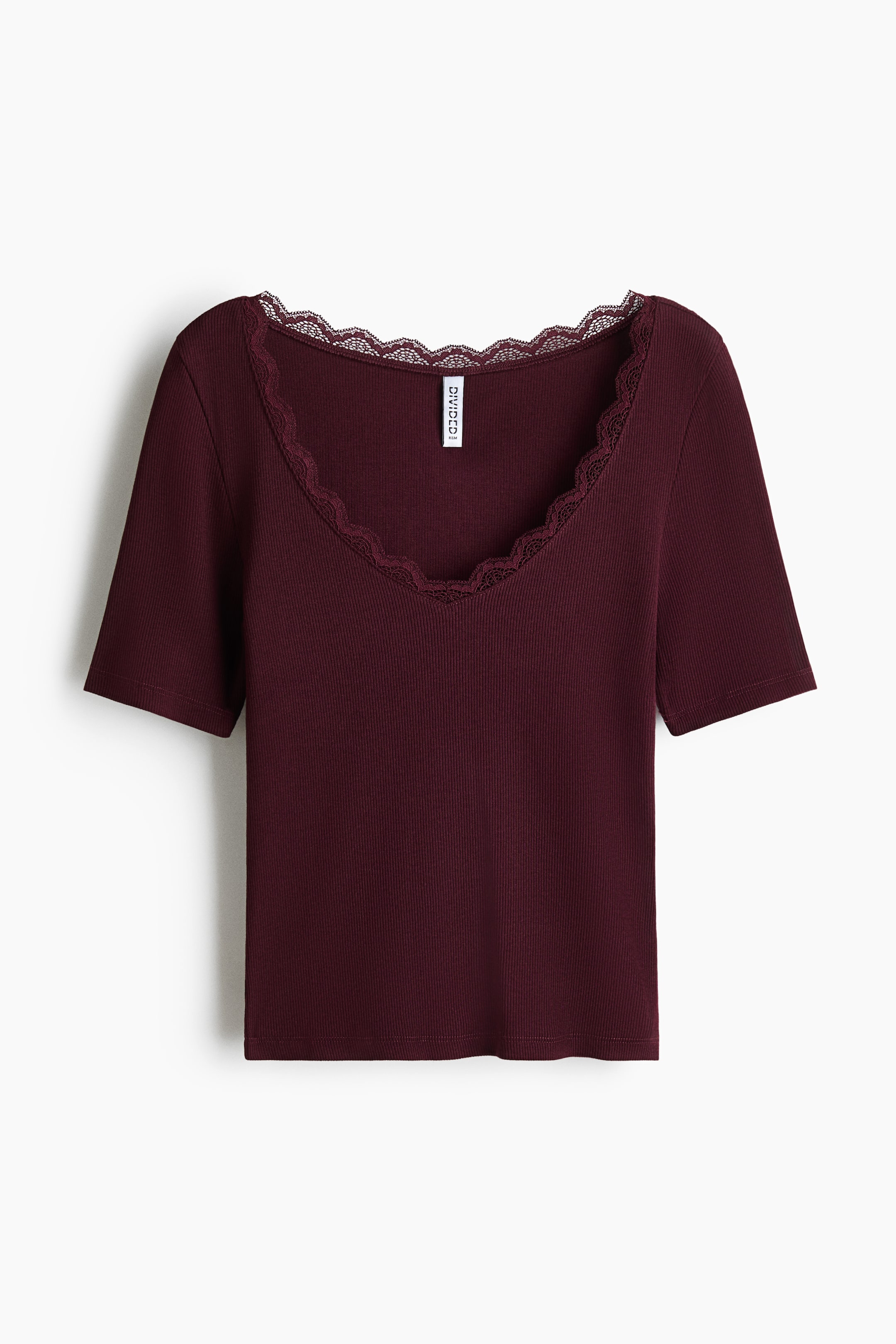 Xem ảnh lớn hơn: Một áo dệt kim gân màu burgundy được chụp từ phía trước, nổi bật với cổ chữ V trang trí viền ren uốn lượn và tay ngắn.