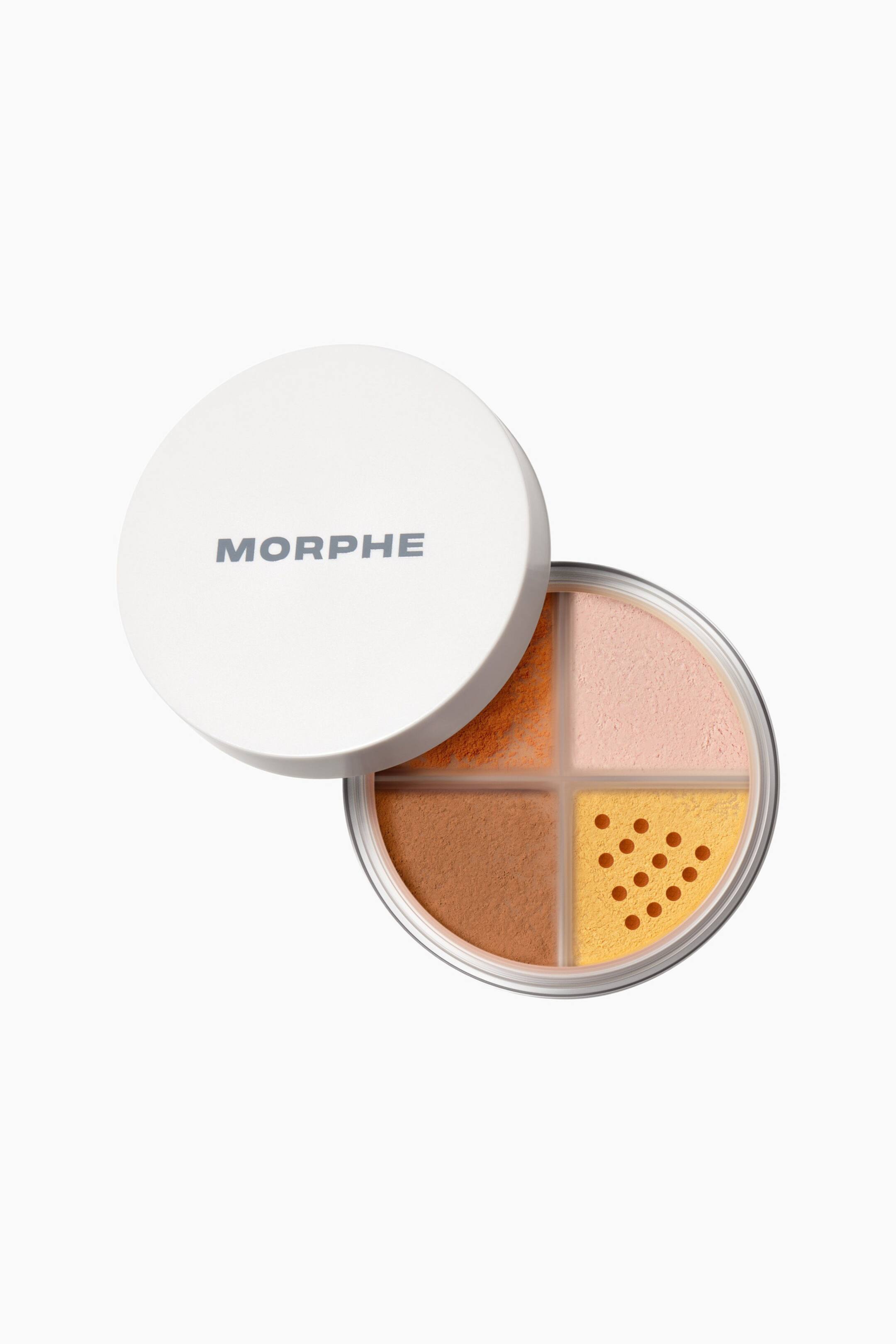Vis større bilde: Bake & Set Loose Powder Quad presenteres i en rund, gjennomsiktig beholder delt inn i fire kvartaler med ulike nyanser av løst pudder i lys rosa, gul, lys brun og middels brun. Et solid hvitt lokk med den grå «MORPHE»-logoen ligger litt forskjøvet oppe til venstre, og avslører romdelere og sikteshull i den gule delen.