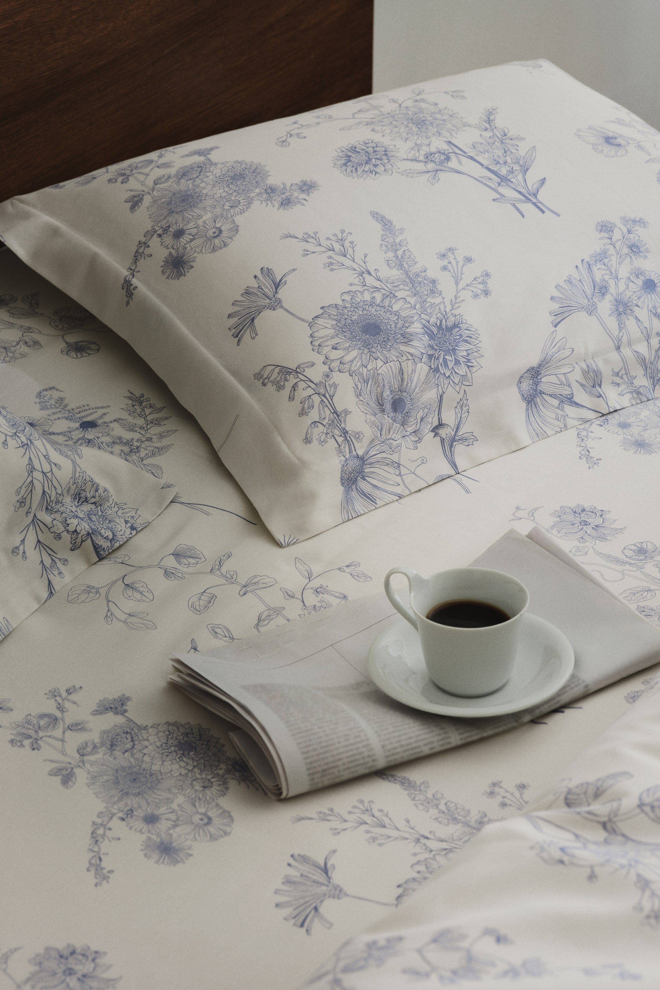 Agrandir l'image: Drap-housse en satin à motif - Blanc/bleu/fleuri - Home All | H&M FR 1