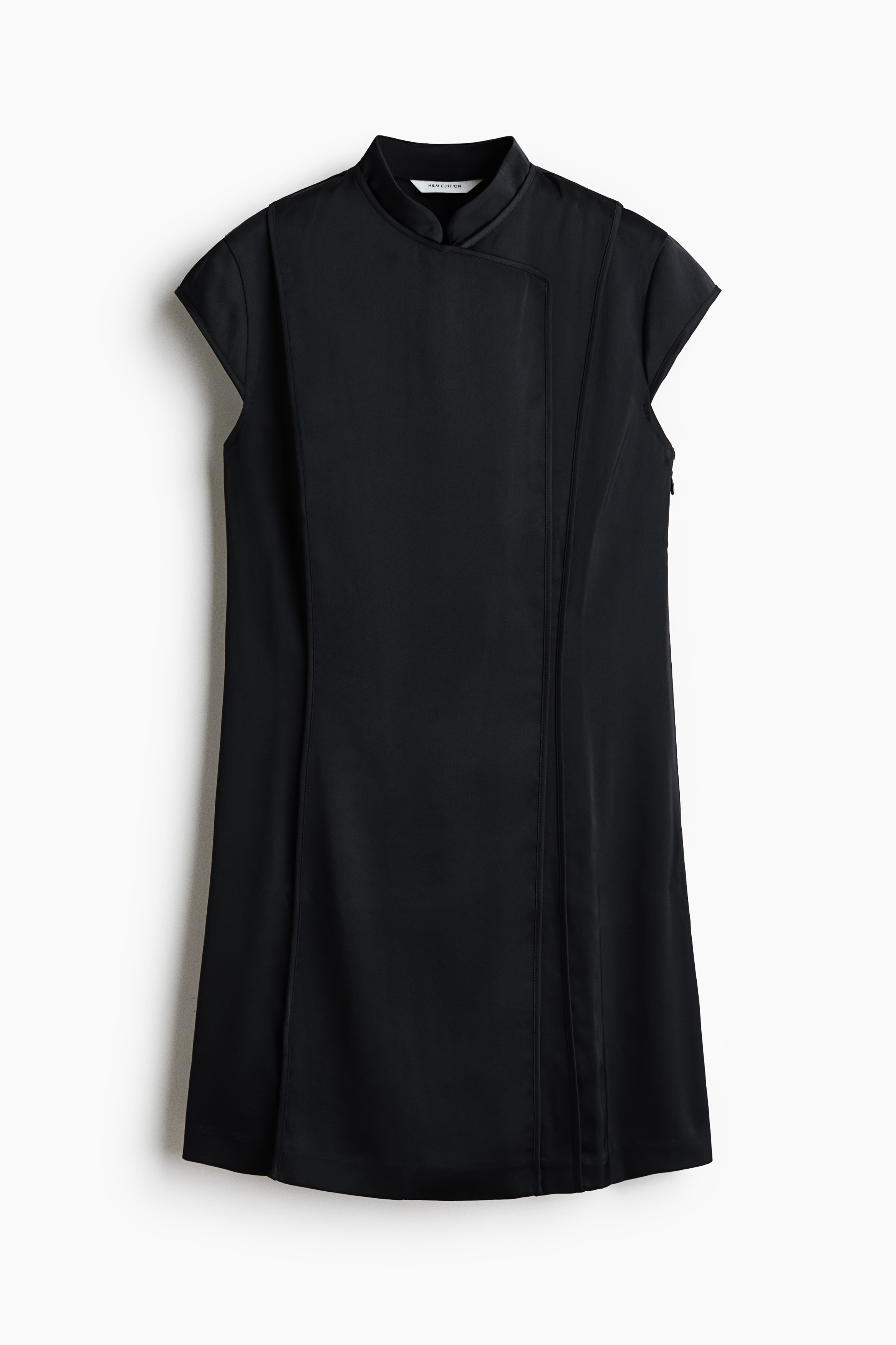 Wrap mini dressModel