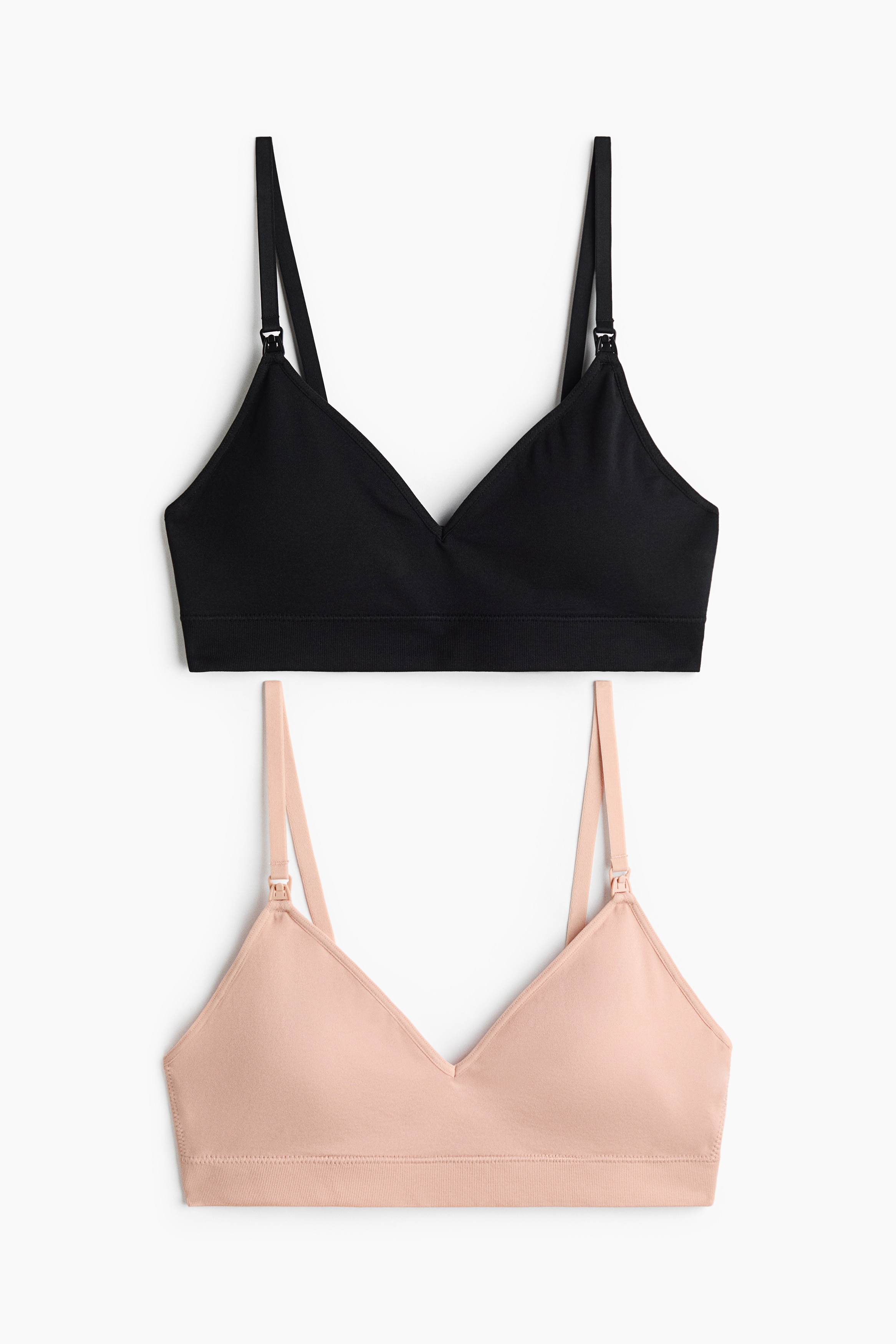 Un reggiseno da allattamento nero senza ferretto con spalline regolabili e una chiusura per allattamento visibile è indossato dalla modella, che indossa anche una camicia nera aperta.