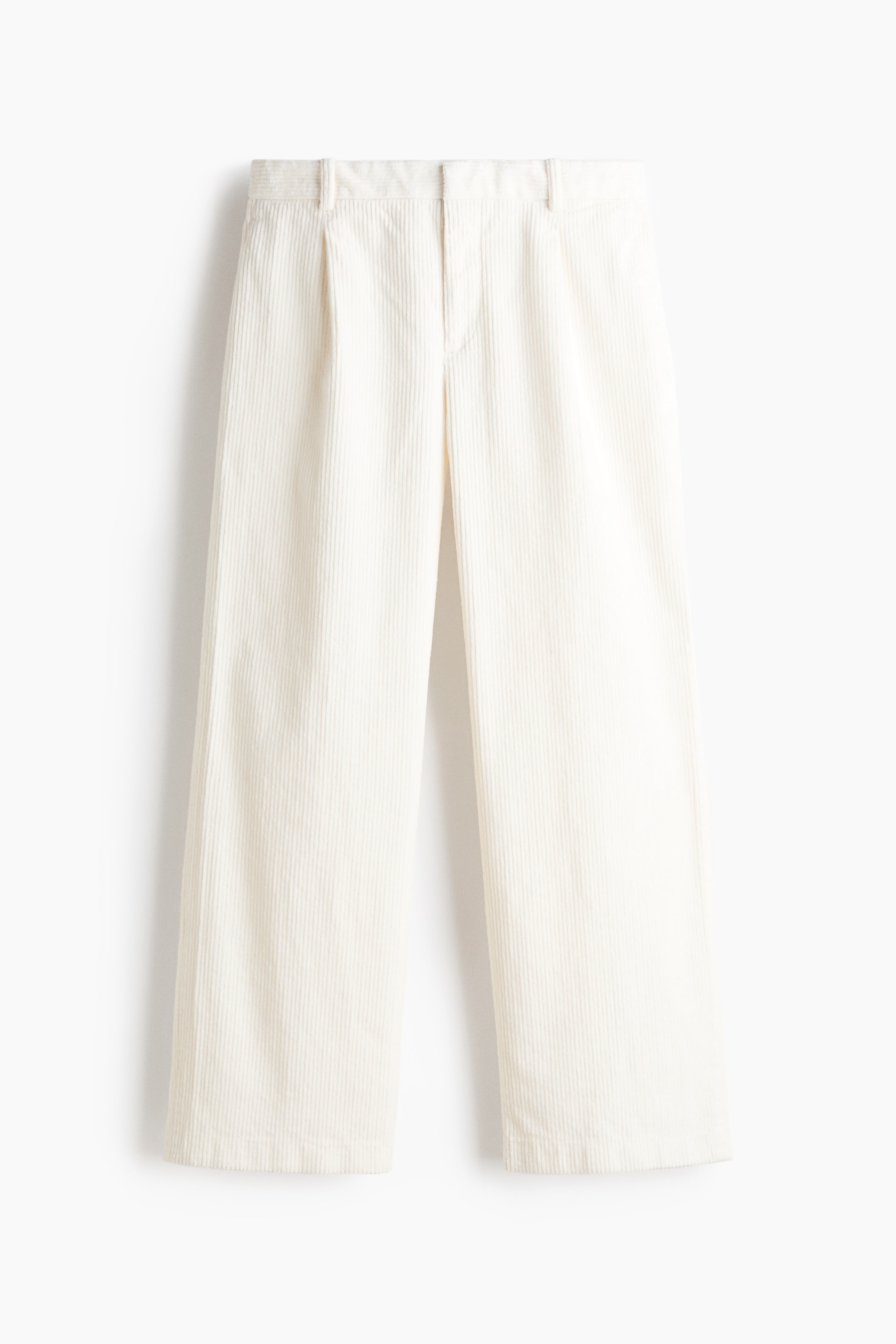 Visualizza l'immagine ingrandita: Un paio di pantaloni in velluto a coste color bianco sporco è ripreso frontalmente, mettendo in risalto un design a gamba larga con pieghe frontali ben definite e una vita strutturata con passanti per cintura. I pantaloni mostrano un tessuto in velluto a coste dalla texture a costine verticali e una vestibilità ampia e rilassata.