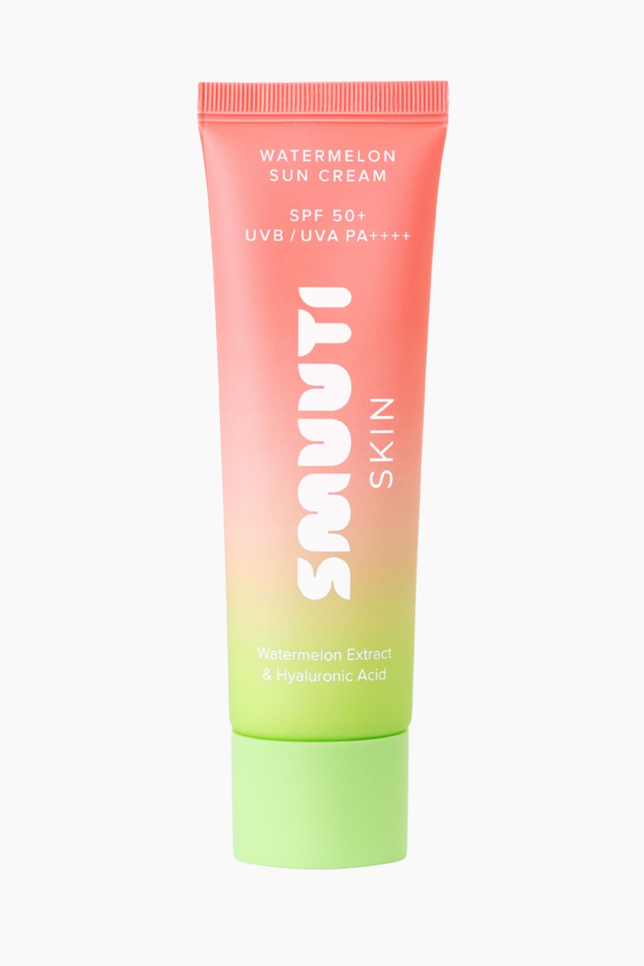Visa större bild: En klämbar tub med Watermelon Sun Cream står upprätt och visar en frontvänd design med en färggradient som övergår från korallrosa vid den krimpade toppen till limegrönt vid basen. Tuben visar vit text, inklusive varumärket ”SMUUTI SKIN” skrivet vertikalt längs mitten, och vilar på ett matchande ljusgrönt skruvlock.