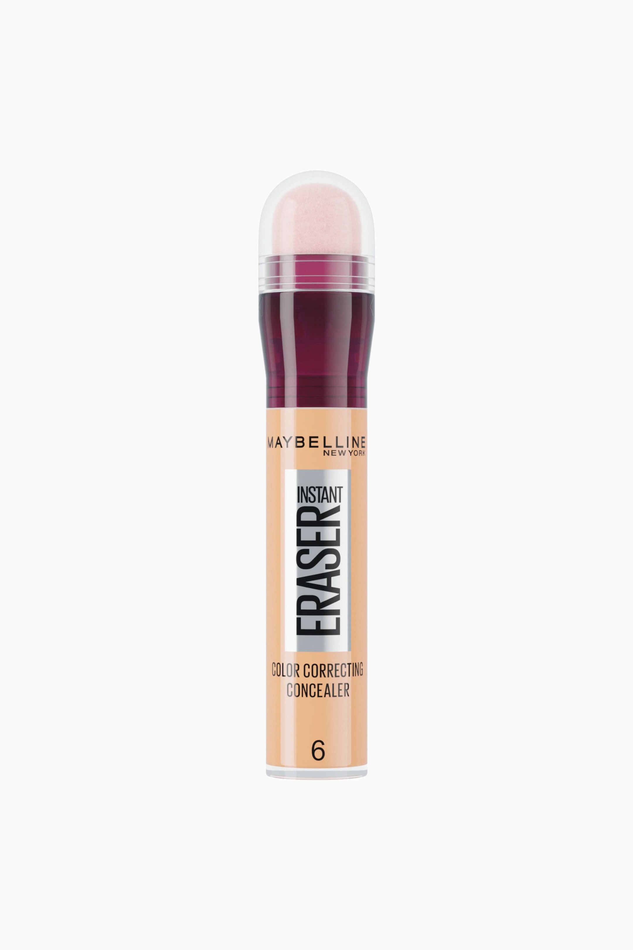 Vis større bilde: En Maybelline Instant Eraser Color Correcting Concealer i nyanse 6 står oppreist sett forfra, og viser en sylindrisk tube fylt med ferskenfarget concealer. Tuben har en burgunderfarget vrikrage og en rosa, kuppelformet svampapplikator som er synlig under en gjennomsiktig plasthette.