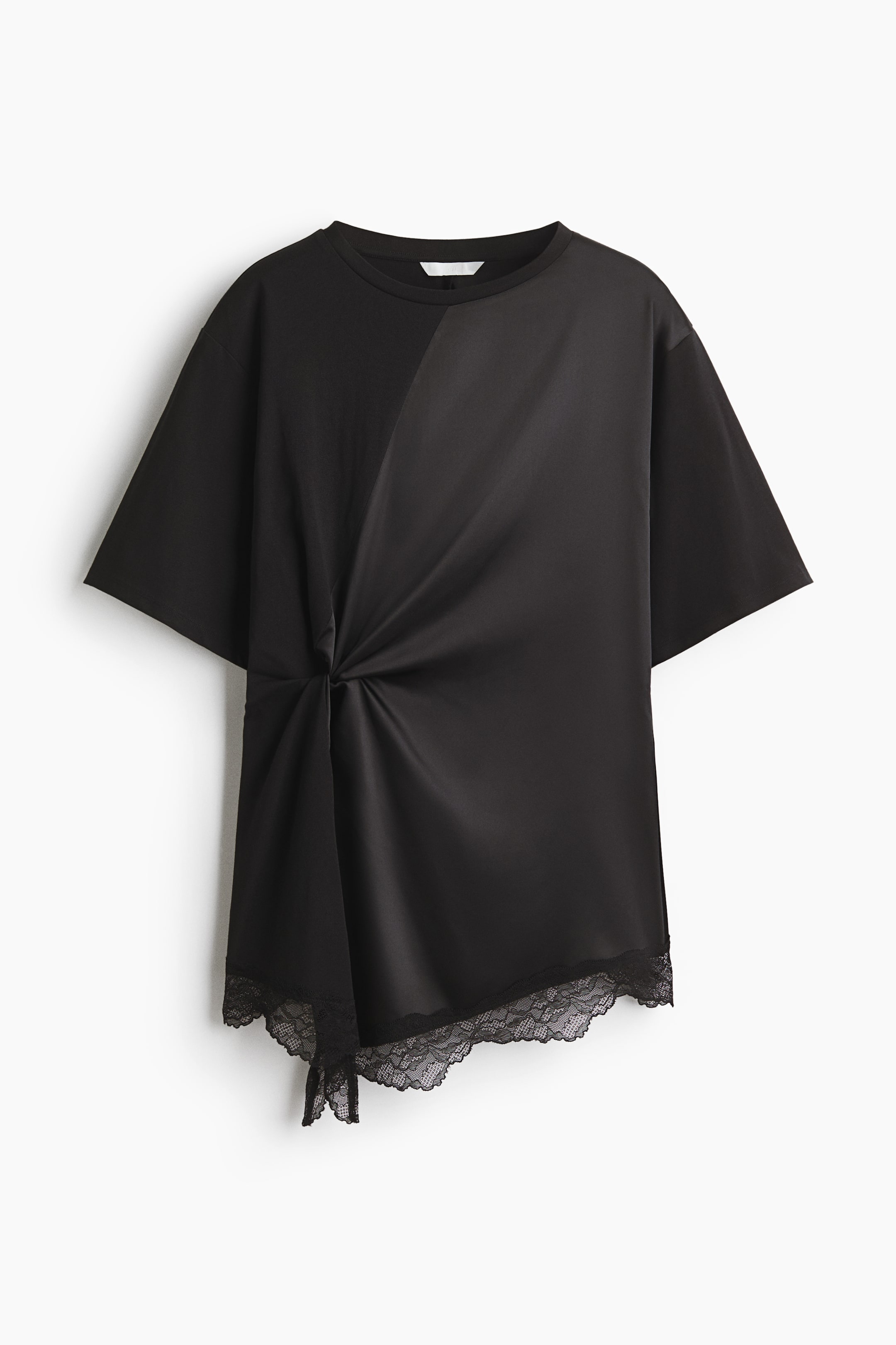 Vezi imaginea mai mare: Un top negru cu croială lejeră, care prezintă un design cu două tipuri de țesături, combinând jerseul de bumbac pe partea stângă cu satinul moale și drapat pe partea dreaptă și în față. Are un decolteu rotund, umeri căzuți și mâneci scurte, cu un detaliu răsucit pe o parte a taliei, care duce la un tiv asimetric, decorat cu dantelă.