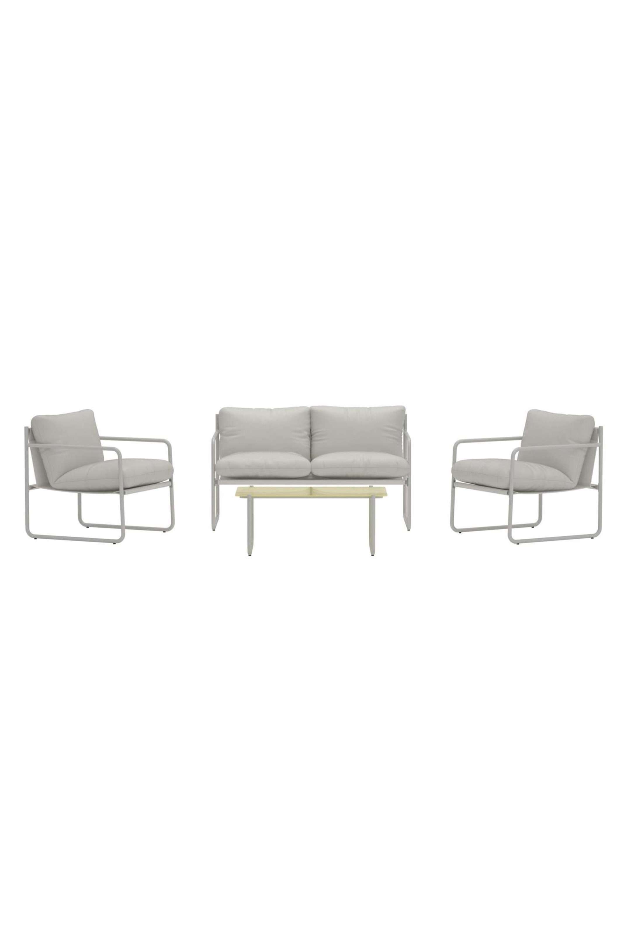 Größeres Bild anzeigen: Ein hellgraues Outdoor-Möbelset besteht aus einem Zweisitzer-Sofa, zwei Sesseln und einem Couchtisch. Das Sofa und der Couchtisch sind nach vorne ausgerichtet, während die Sessel leicht nach innen geneigt sind und ihre hellgrauen, röhrenförmigen Metallrahmen sowie die dicken, hellgrauen Polster auf Sitzflächen und Rückenlehnen präsentieren. Der Couchtisch zeigt eine Tischplatte in heller Holzoptik.