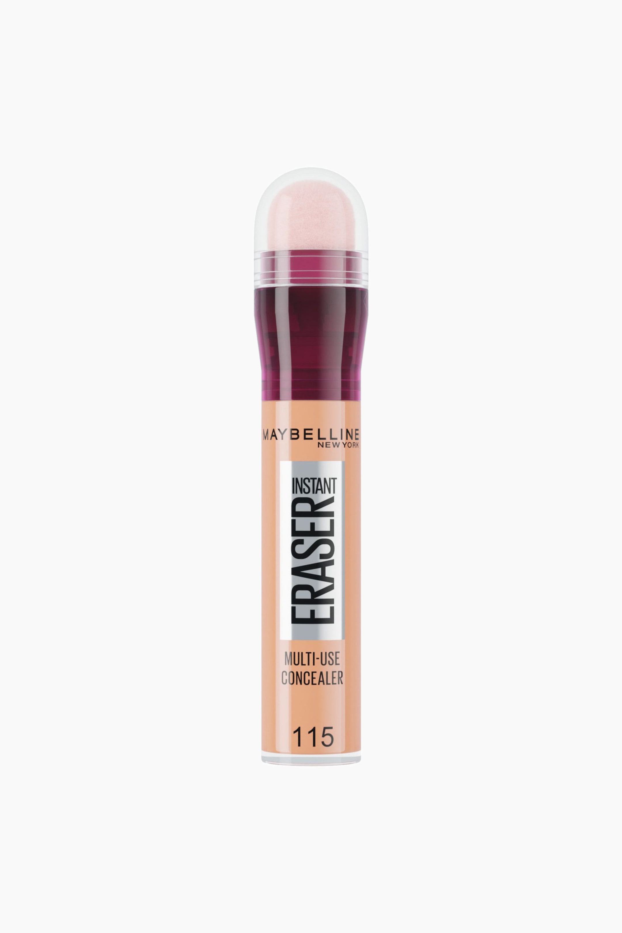 Se større billede: En Maybelline Instant Eraser Multi-Use Concealer i nuance 115 står lodret og vender fremad. Den klare cylindriske flaske viser den beige-tonede væske indeni og har en afrundet pink svampeapplikator under en gennemsigtig kuppelformet hætte med en bordeauxfarvet krave.
