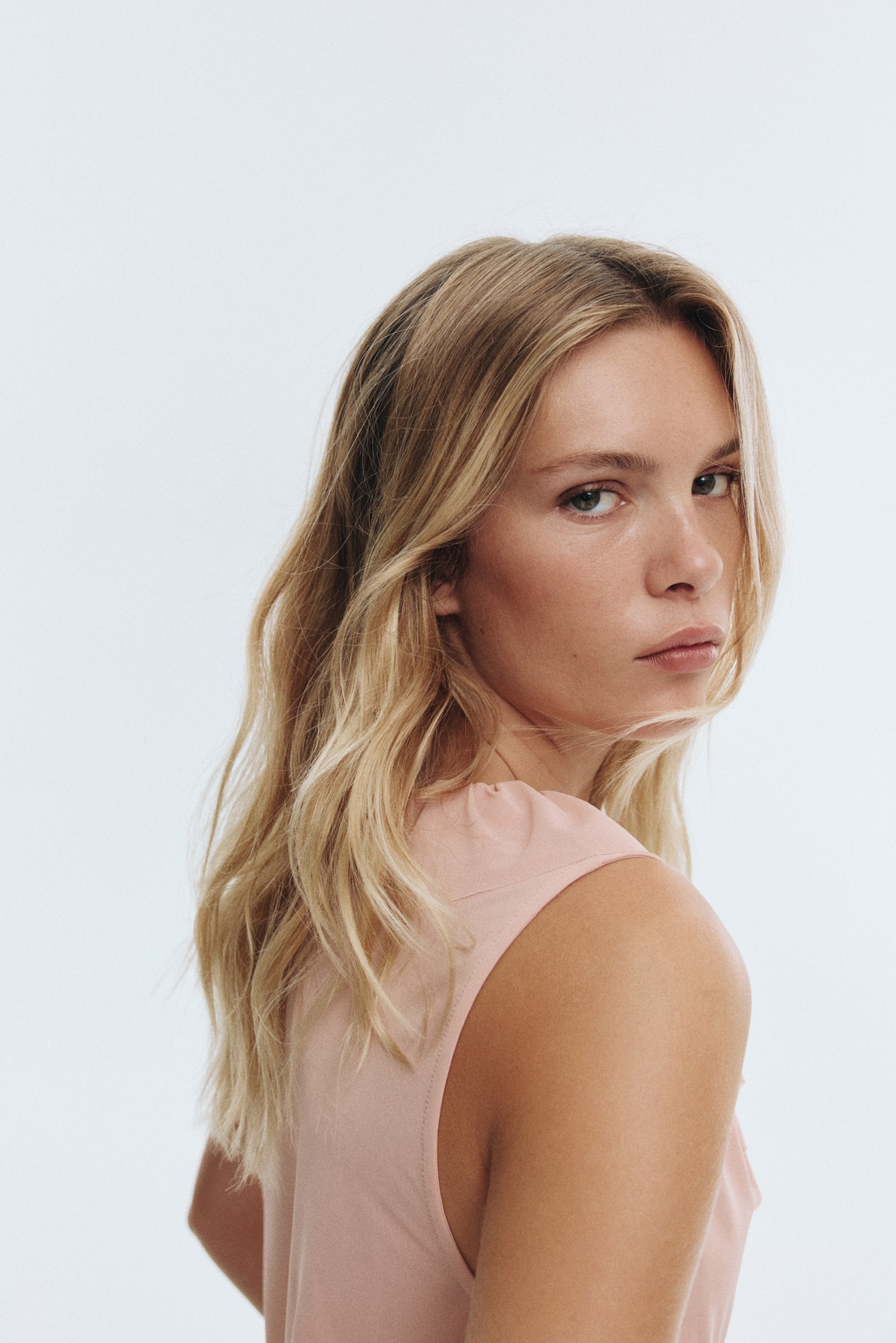 Fırfırlı V Yakalı Üst - Toz pembe/Siyah - 3